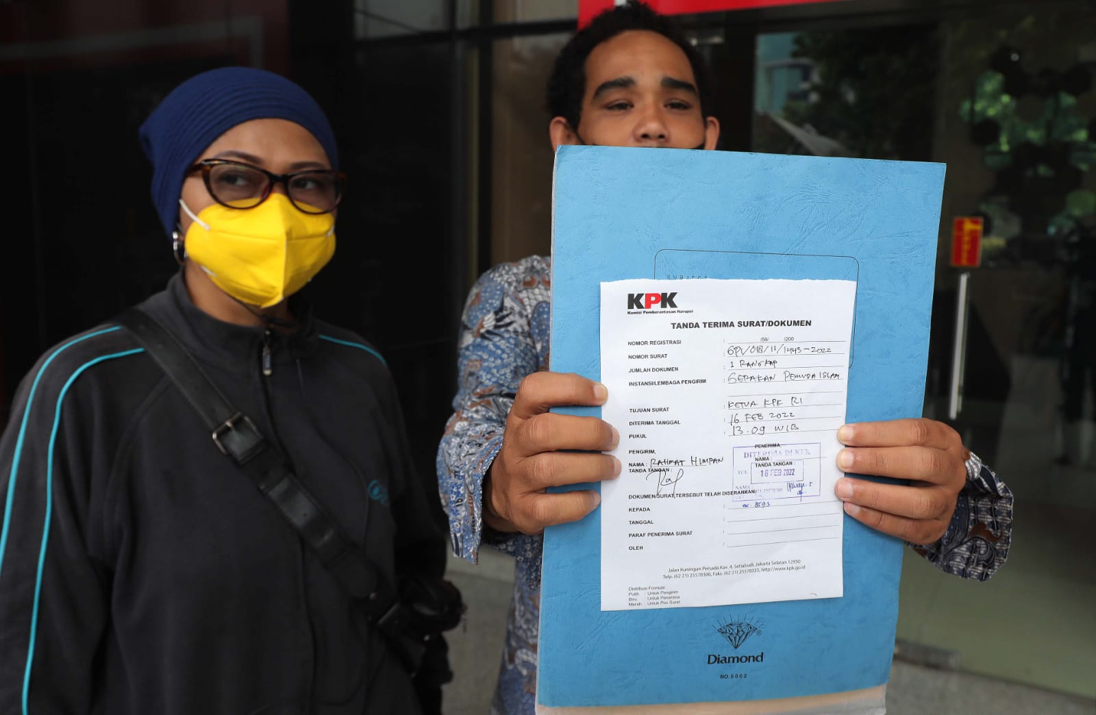 Ketua Gerakan Pemuda Islam (GPI)  Jakarta Raya, Rahmat Himran menunjukkan laporannya ke KPK, Rabu (16/2)