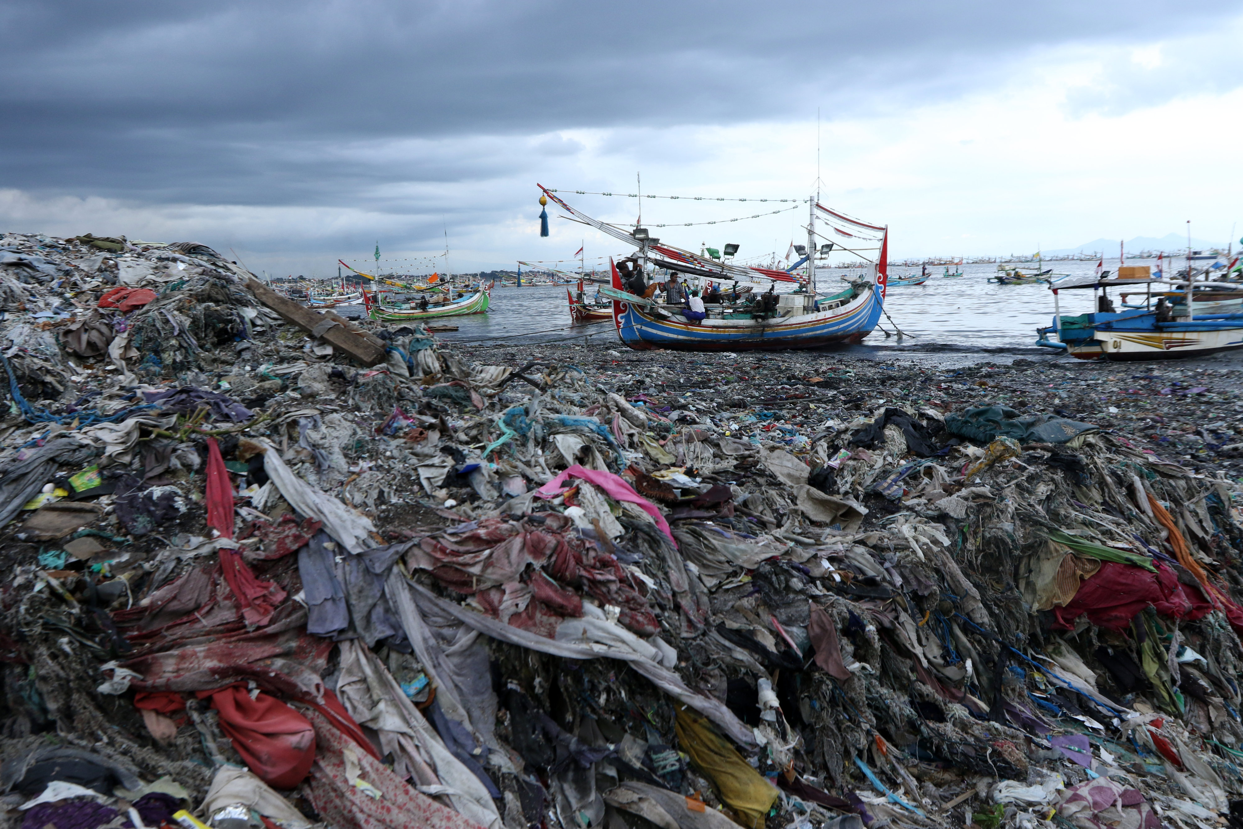 Tumpukan sampah di Pelabuhan Muncar, Banyuwangi, Jawa Timur