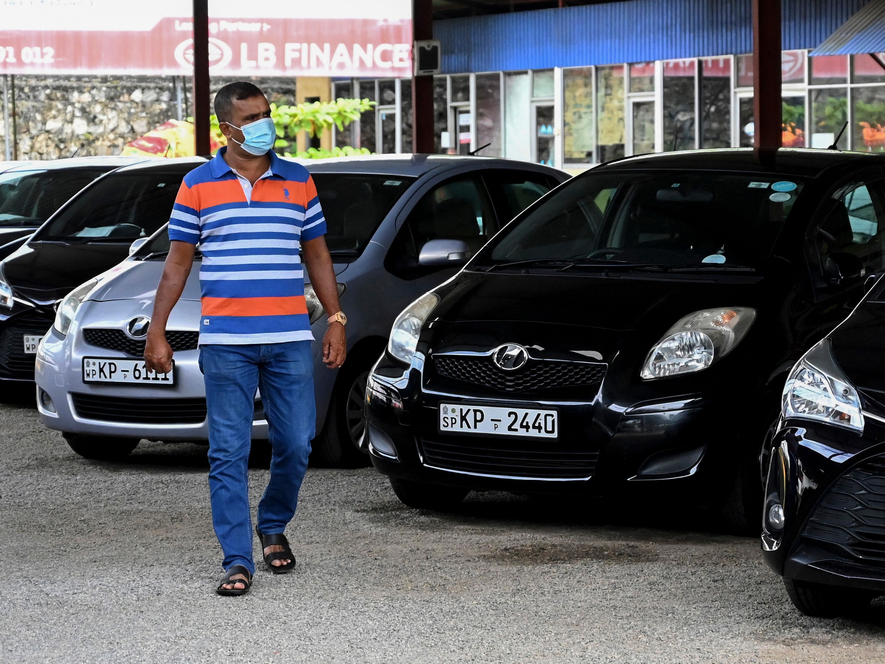 Warga Sri Lanka melihat mobil yang dipajang oleh dealer mobil di Malabe, Kolombo.
