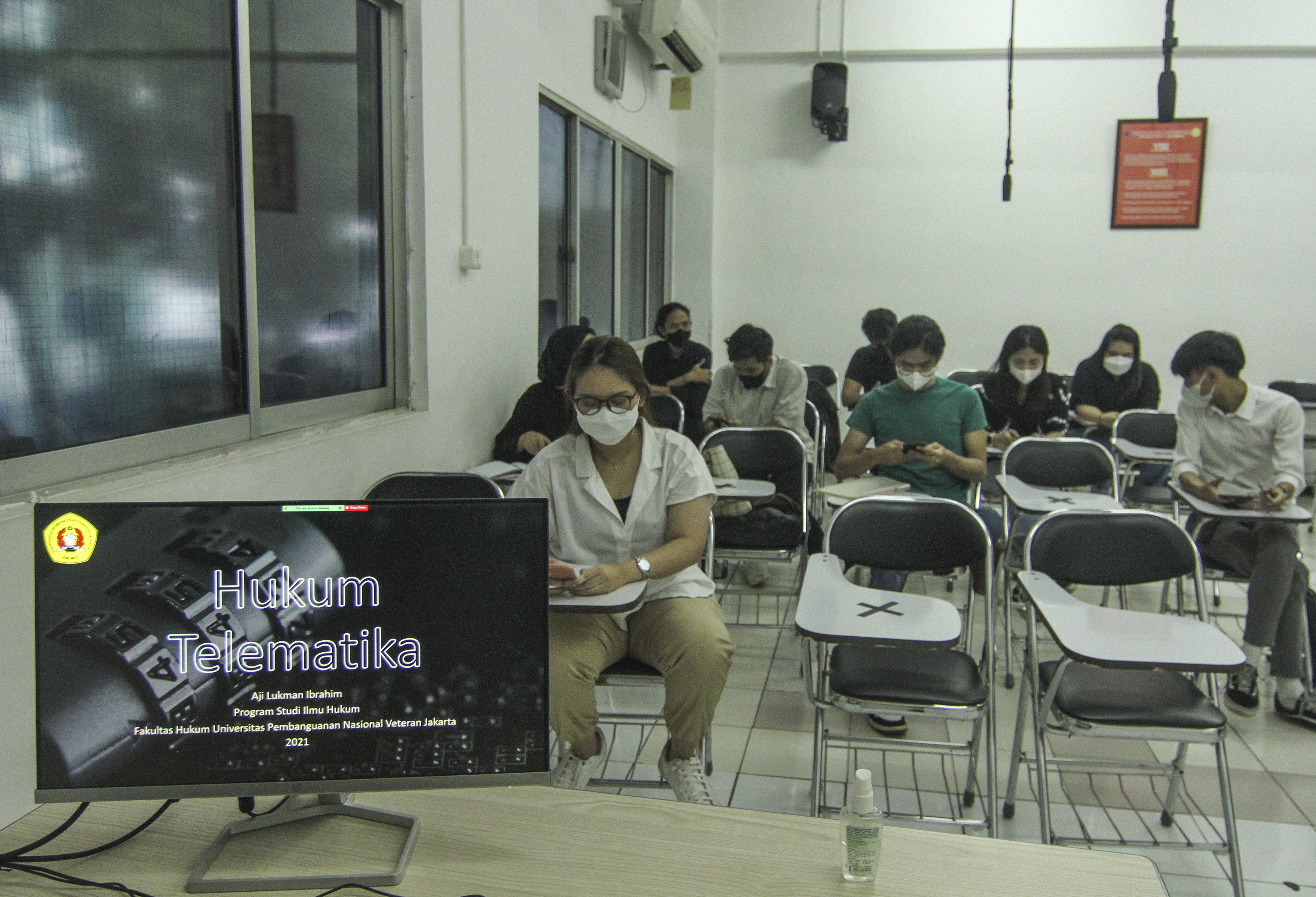 KULIAH TERBATAS: Sejumlah mahasiswa mengikuti kuliah tatap muka terbatas di UPN Veteran Jakarta. Sebagian mahasiswa mengikuti kuliah secara 