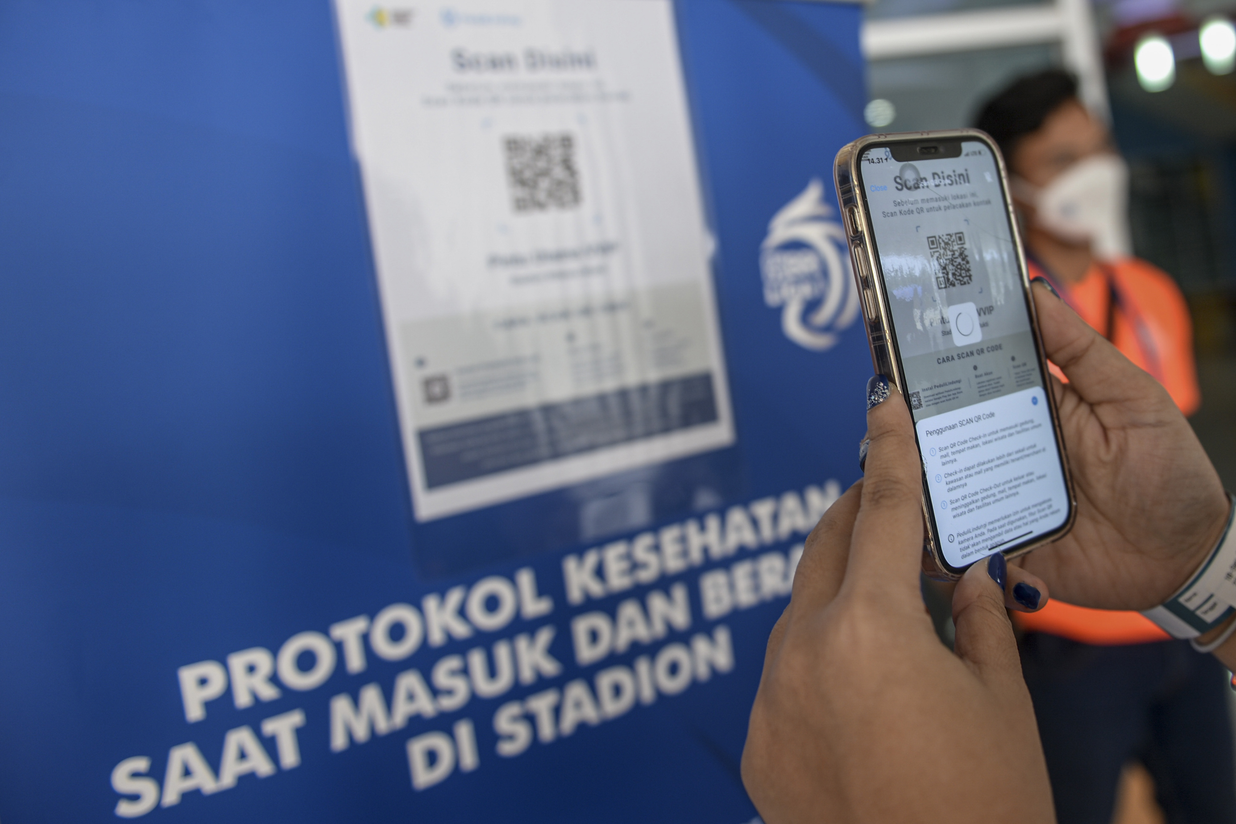 Aplikasi PeduliLindungi sebelum memasuki Stadion WIbawa Mukti di Cikarang, Kabupaten Bekasi, Jawa Barat, Jumat (10/9/2021). 