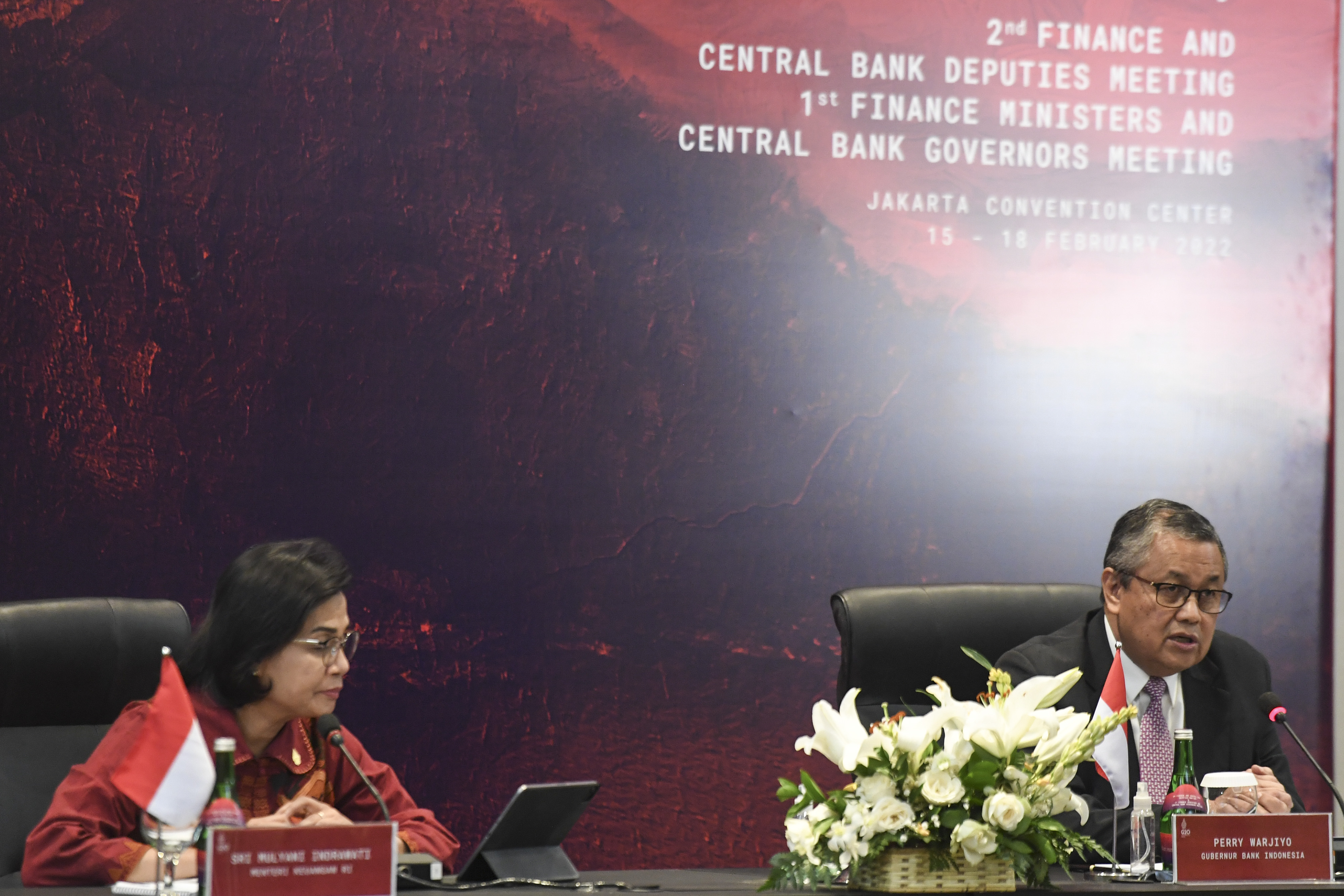  Menteri Keuangan Sri Mulyani Indrawati (kiri) bersama Gubernur Bank Indonesia Perry Warjiyo memberikan keterangan pers, Jumat (18/2)