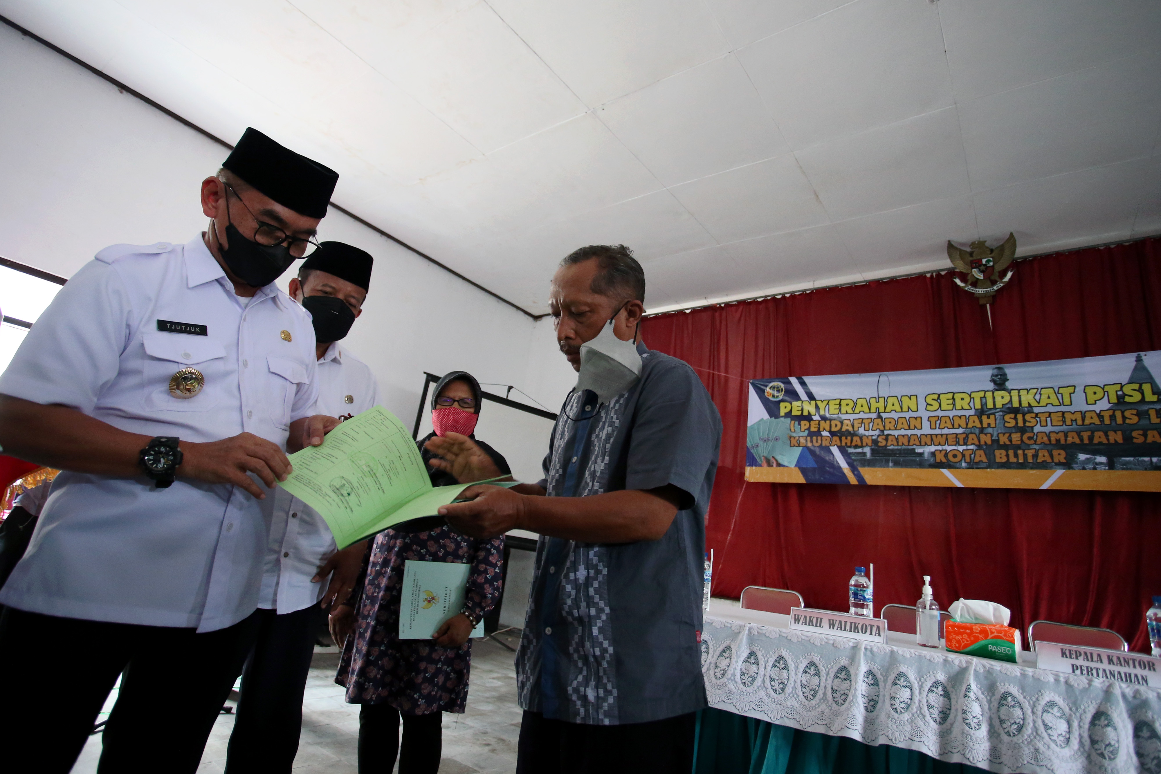 Wakil Walikota Blitar Tjutjuk Sunario (kiri) mengecek sertfikat tanah milik warga peserta PTSL Rabu (19/1).