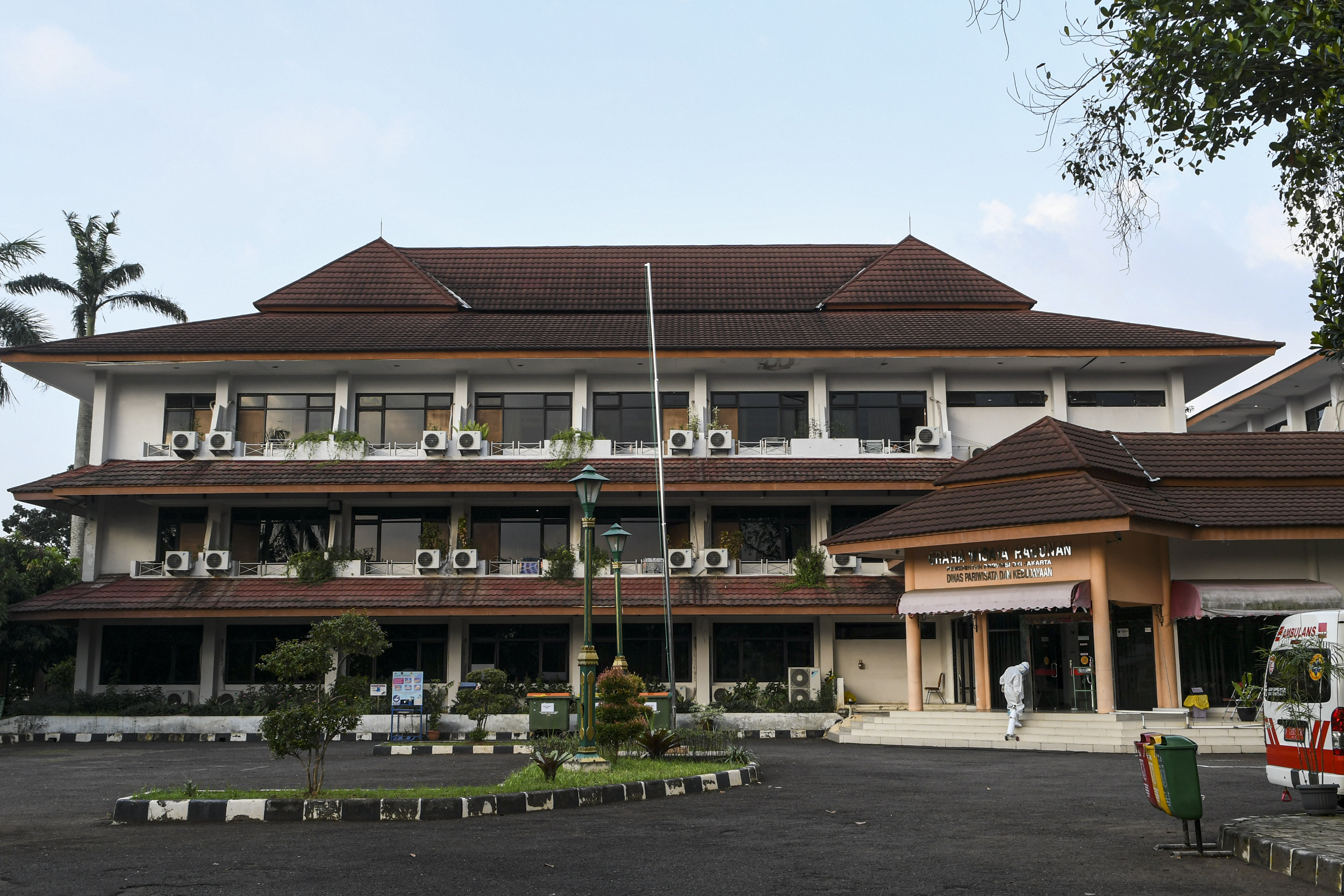 Graha Wisata Ragunan, Kebagusan, Jakarta Selatan, disiapkan untuk isolasi terkendali pasien covid-19.