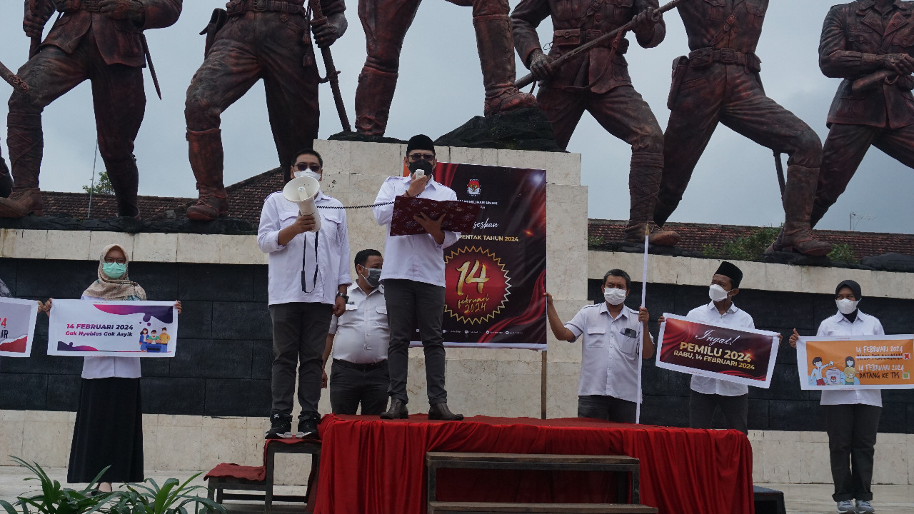   Komisioner KPU Kota Blitar Edy Saputra  membacakan deklarasi sukseskan Pemilu 2024 di Monumen Pemberontakan Tentara PETA di Blitar, Jawa T
