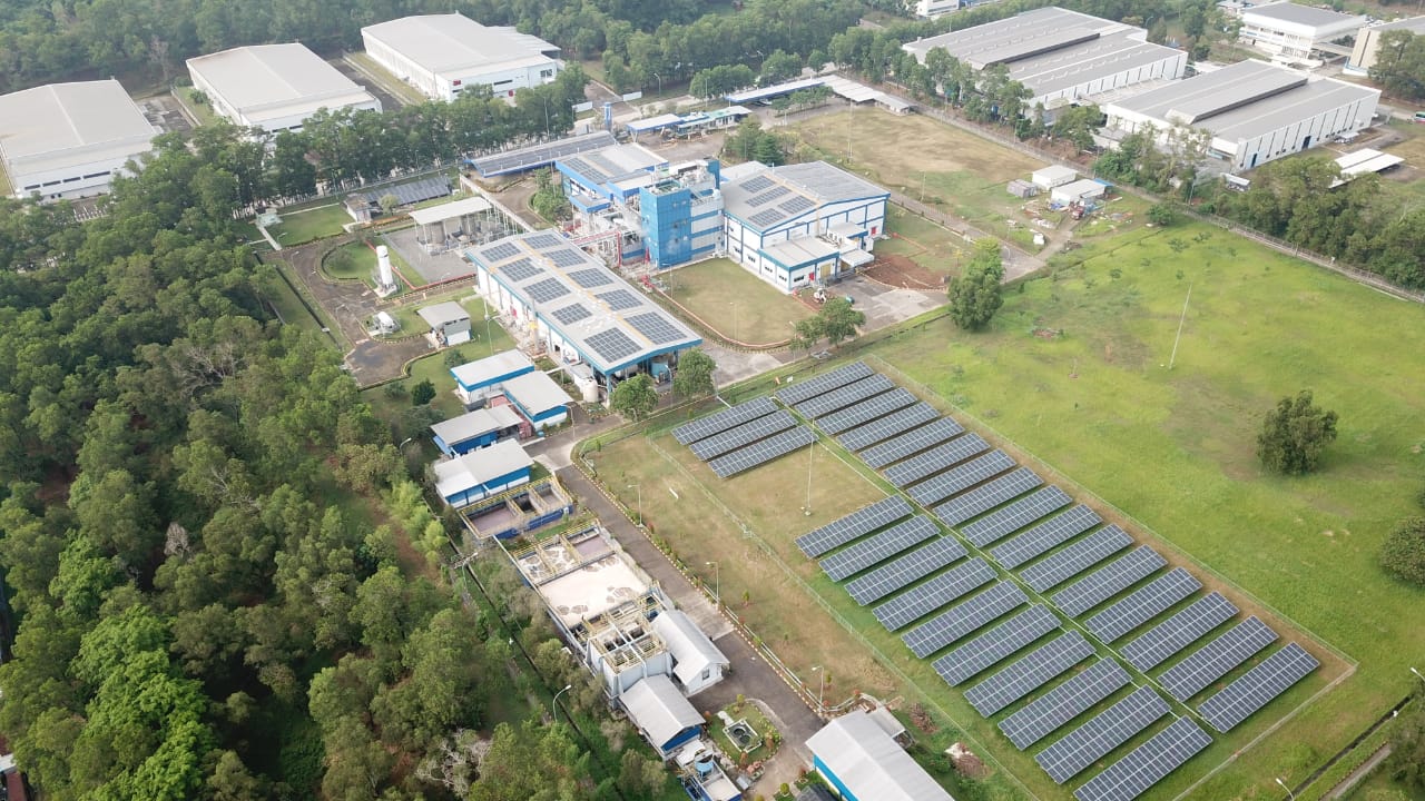 Instalasi PLTS Ground-Mount di lokasi klien SUN Energy.