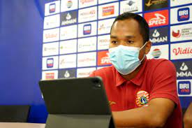 Asisten pelatih Persija Ferdiansyah dalam konferensi pers virtual, Jumat (18/2).