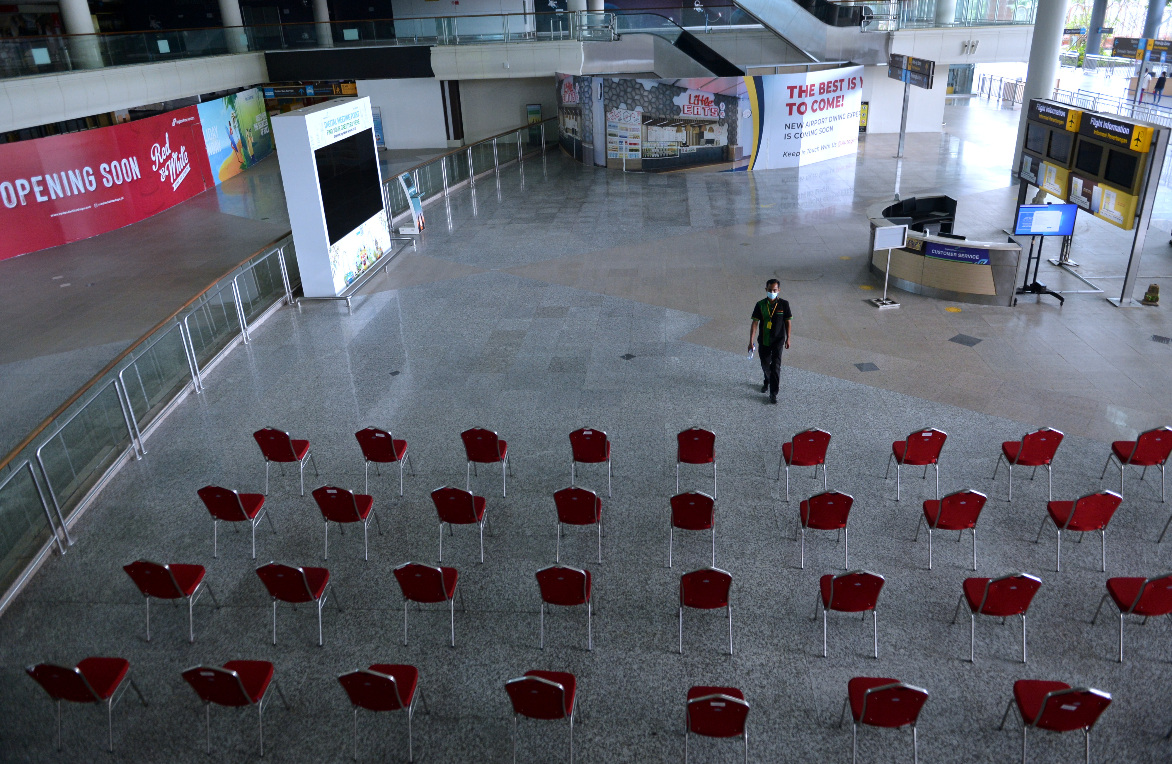 Petugas menyiapkan kursi untuk screening dokumen pelaku perjalanan luar negeri di Bandara I Gusti Ngurah Rai, Bali