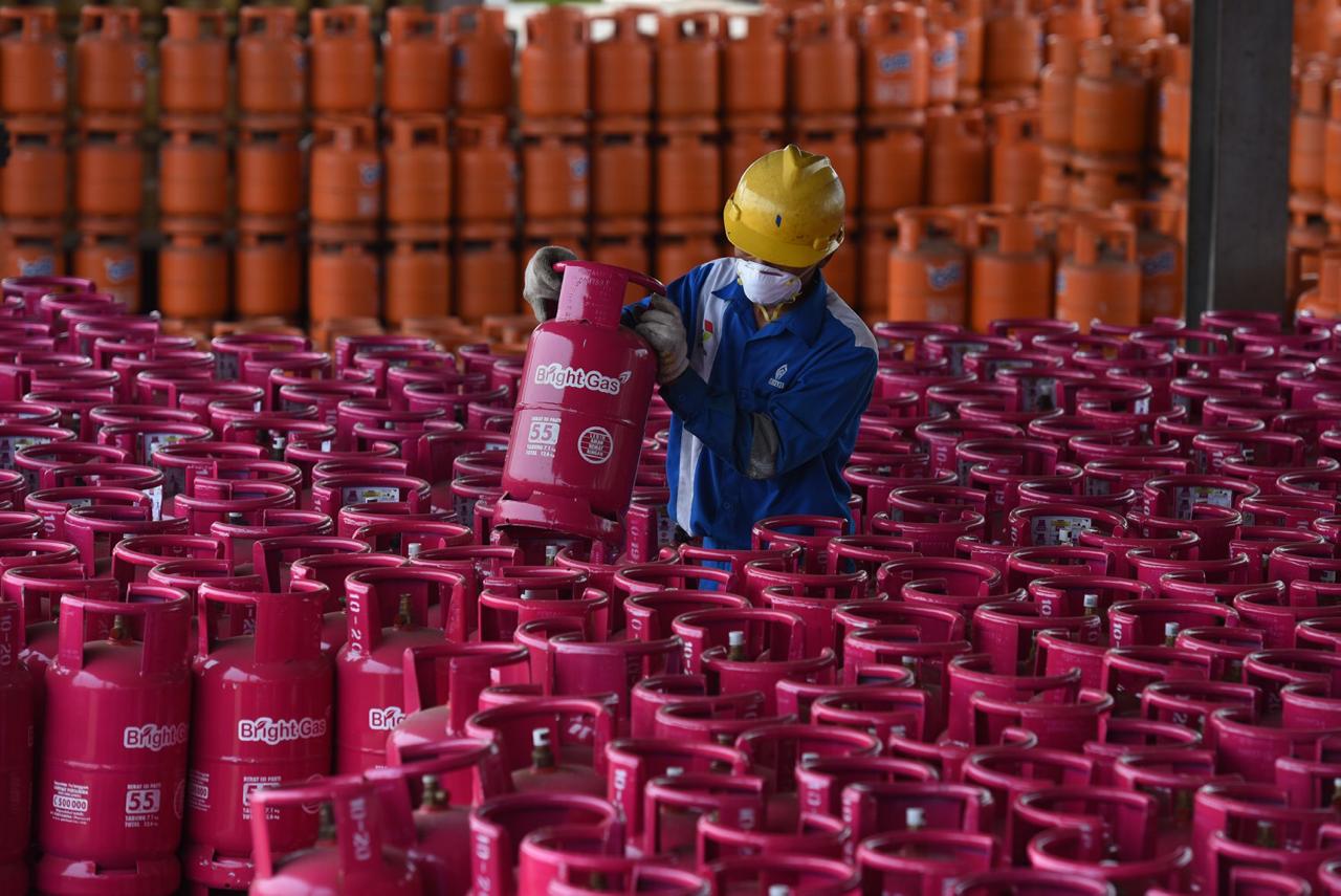Petugas menata tabung LPG nonsubsidi.