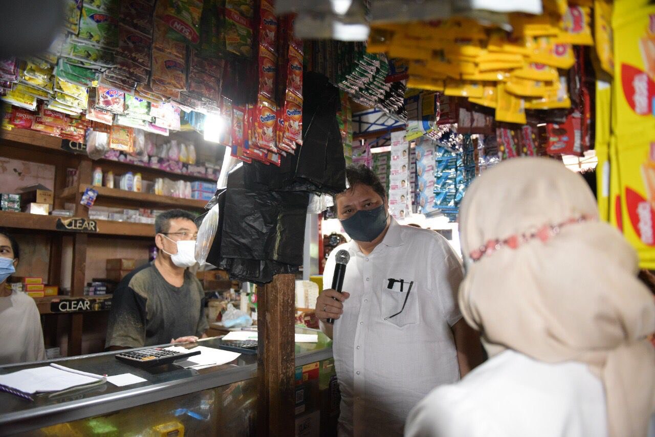 Berkunjung ke Pasar Kangkung, Menko Airlangga Pastikan Stok Bahan Pokok Aman 