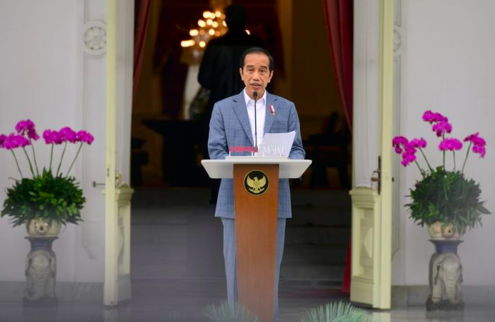 Presiden Jokowi saat memberikan keterangan pers.