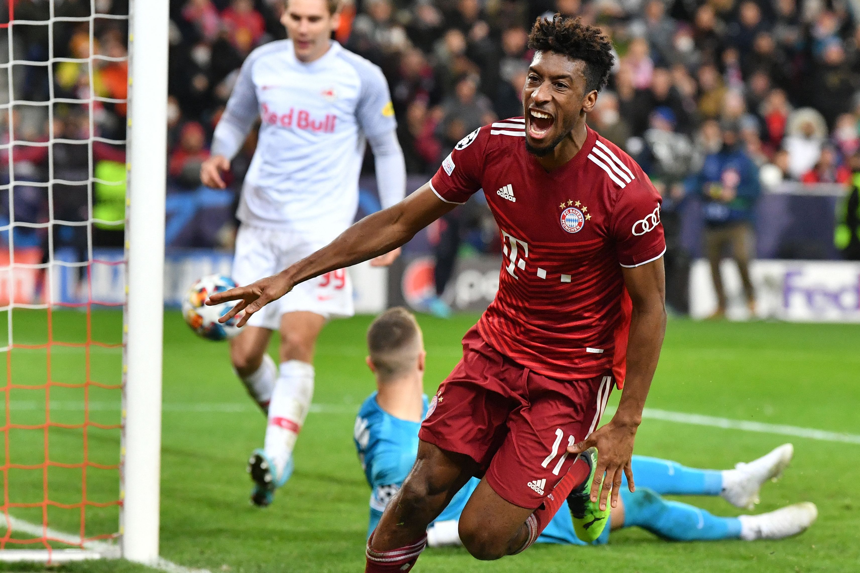 Gelandang Bayern Muenchen Kingsley Coman melakukan selebrasi usai mencetak gol ke gawang RB Salzburg di laga Liga Champions.