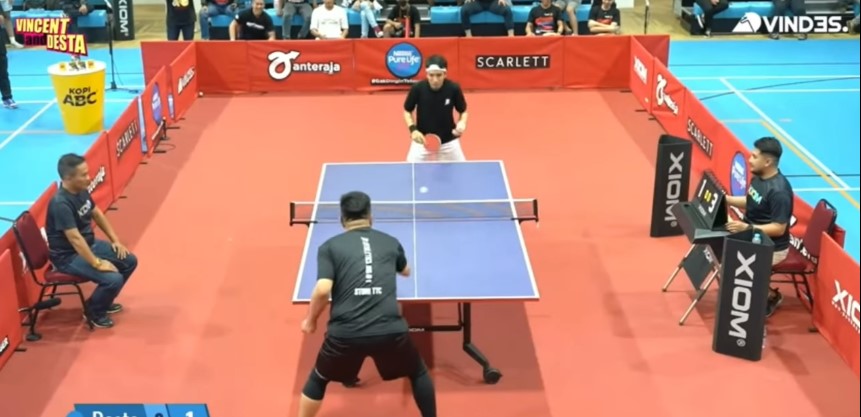 Pertandingan tenis meja antara Abdel dan Desta