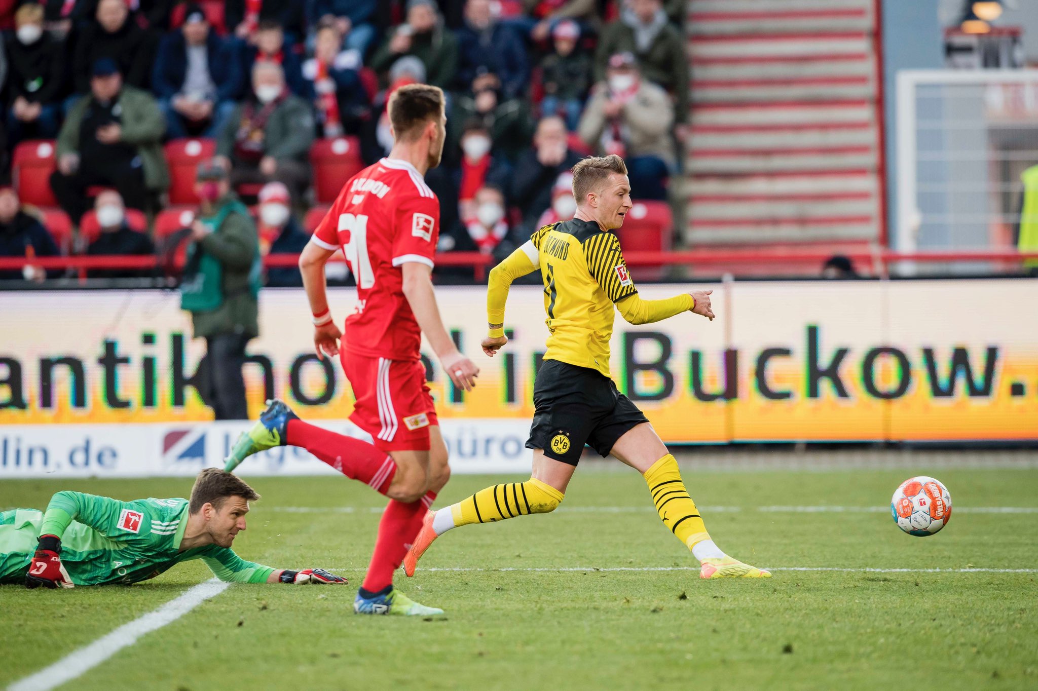 Pemain Borussia Dortmund Marco Reus mencetak gol ke gawang Union Berlin di laga Bundesliga. 