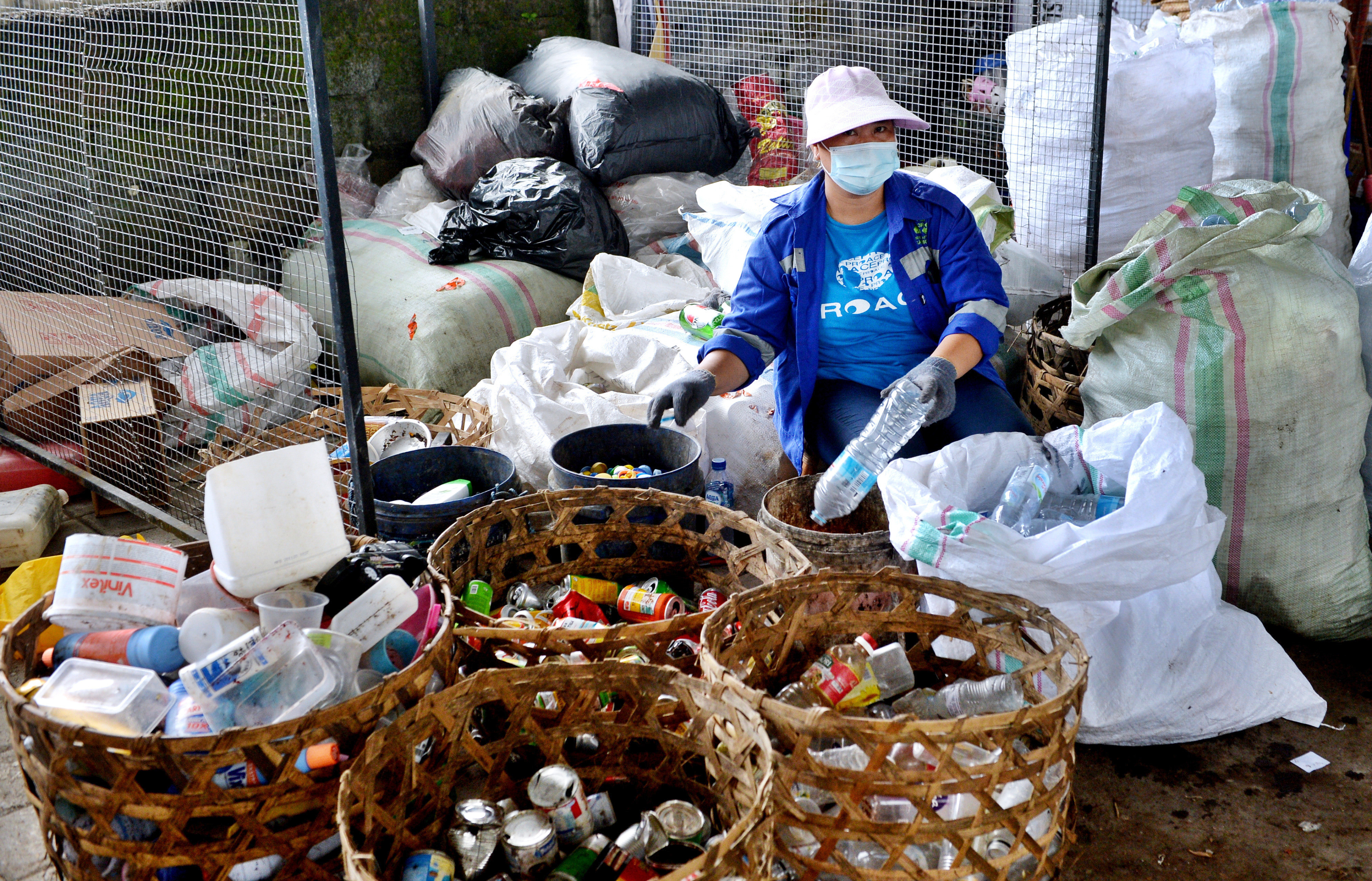 Warga memilah sampah di TPS 3R, Denpasar, Bali