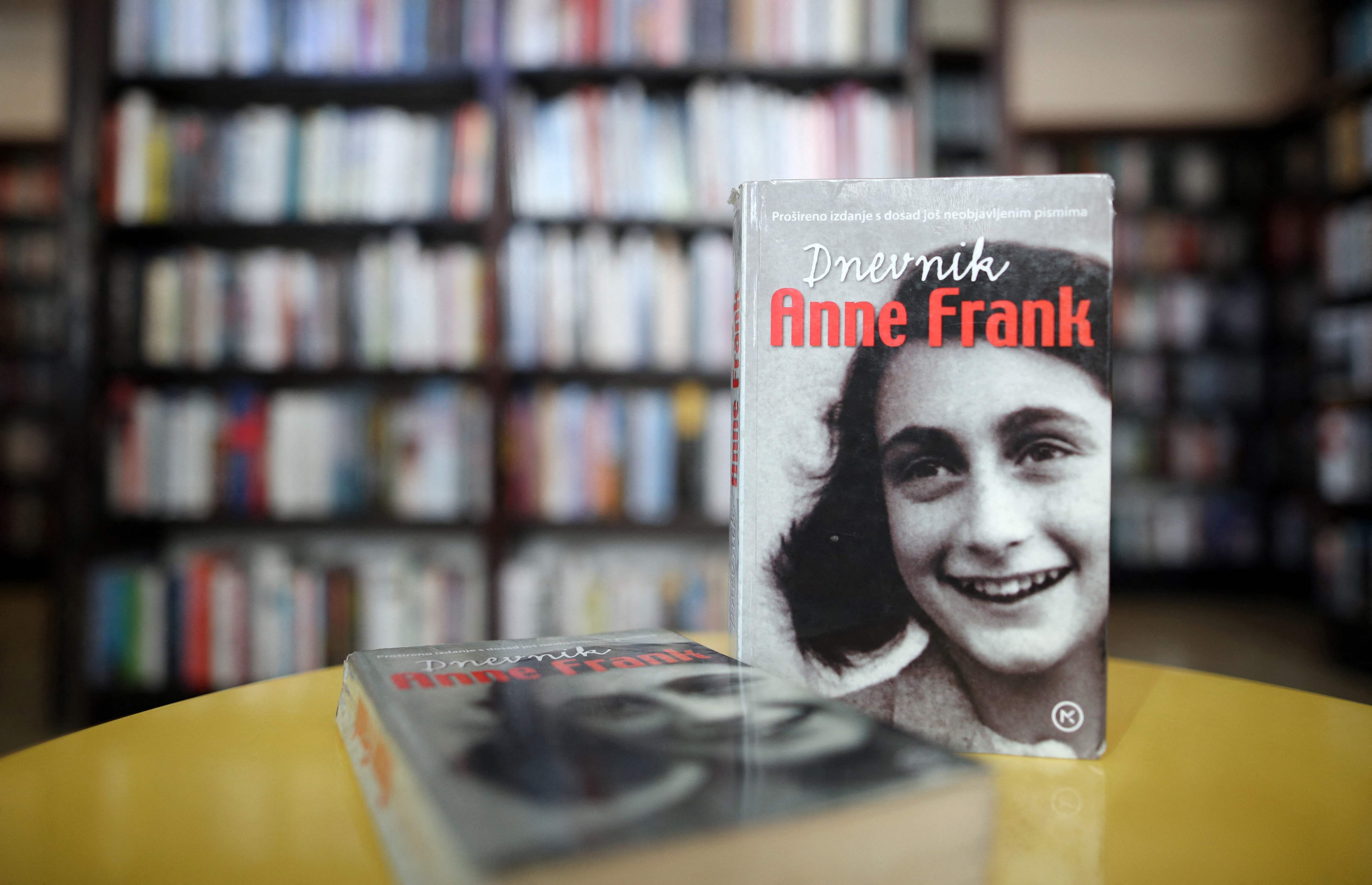 Buku Harian Anne Frank terlihat di sebuah perpustakaan di Zagreb, Kroasia.