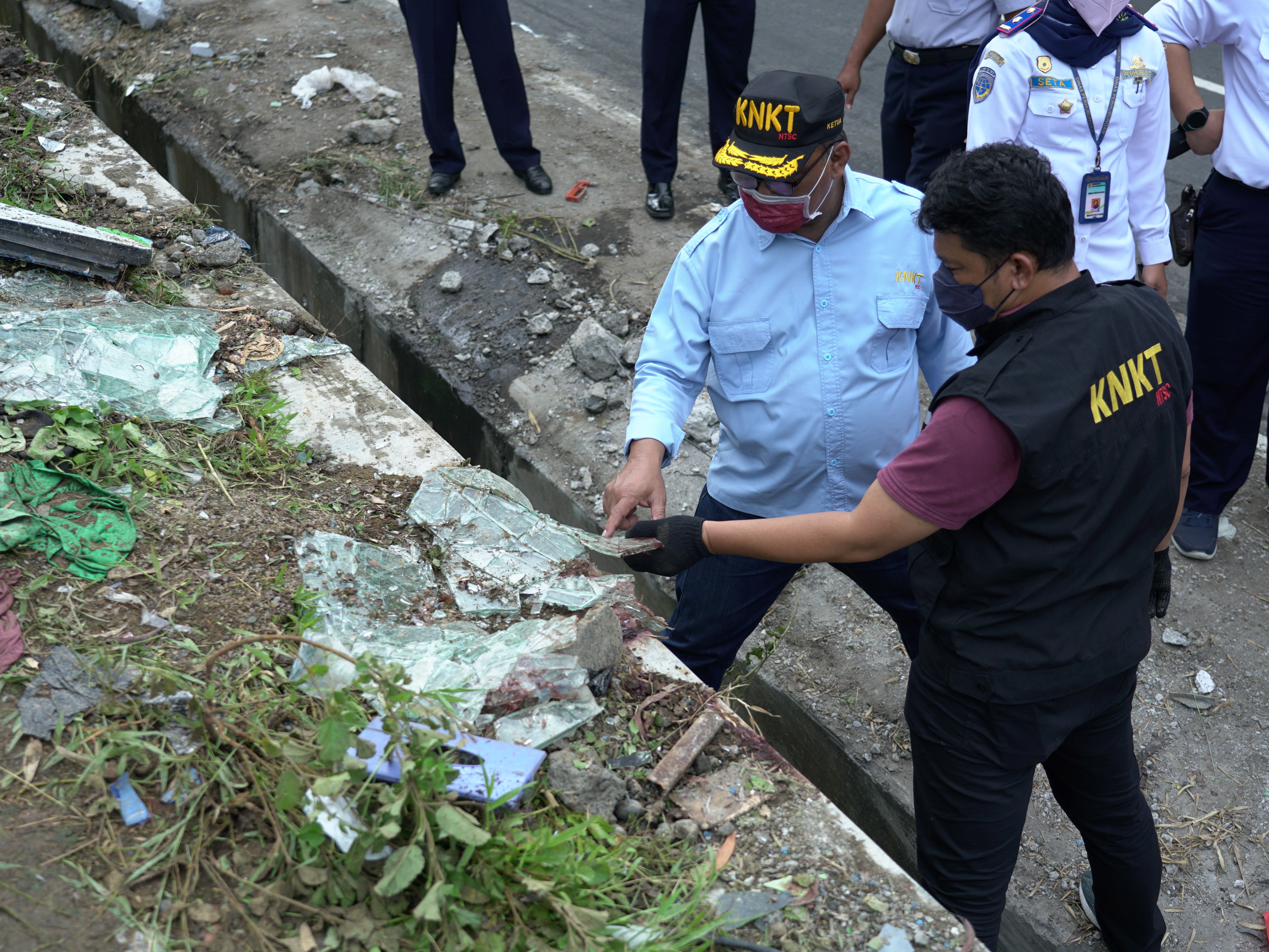 Petugas Komite Nasional Keselamatan Transportasi melakukan olah TKP kecelakaan bus di Imogiri, Bantul, DIY, Senin (7/2). 