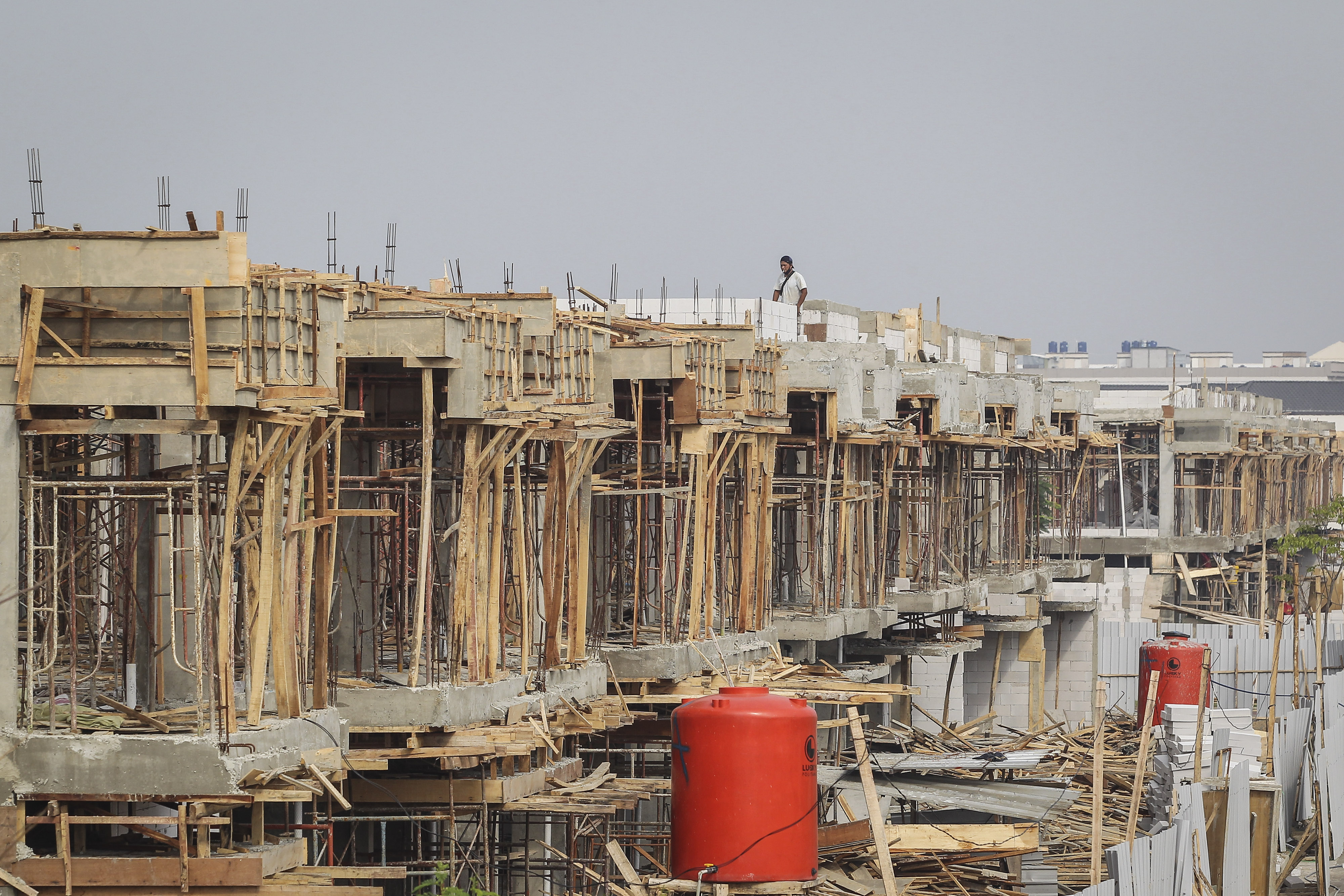  Pekerja menyelesaikan pembangunan rumah di Jakarta Utara,