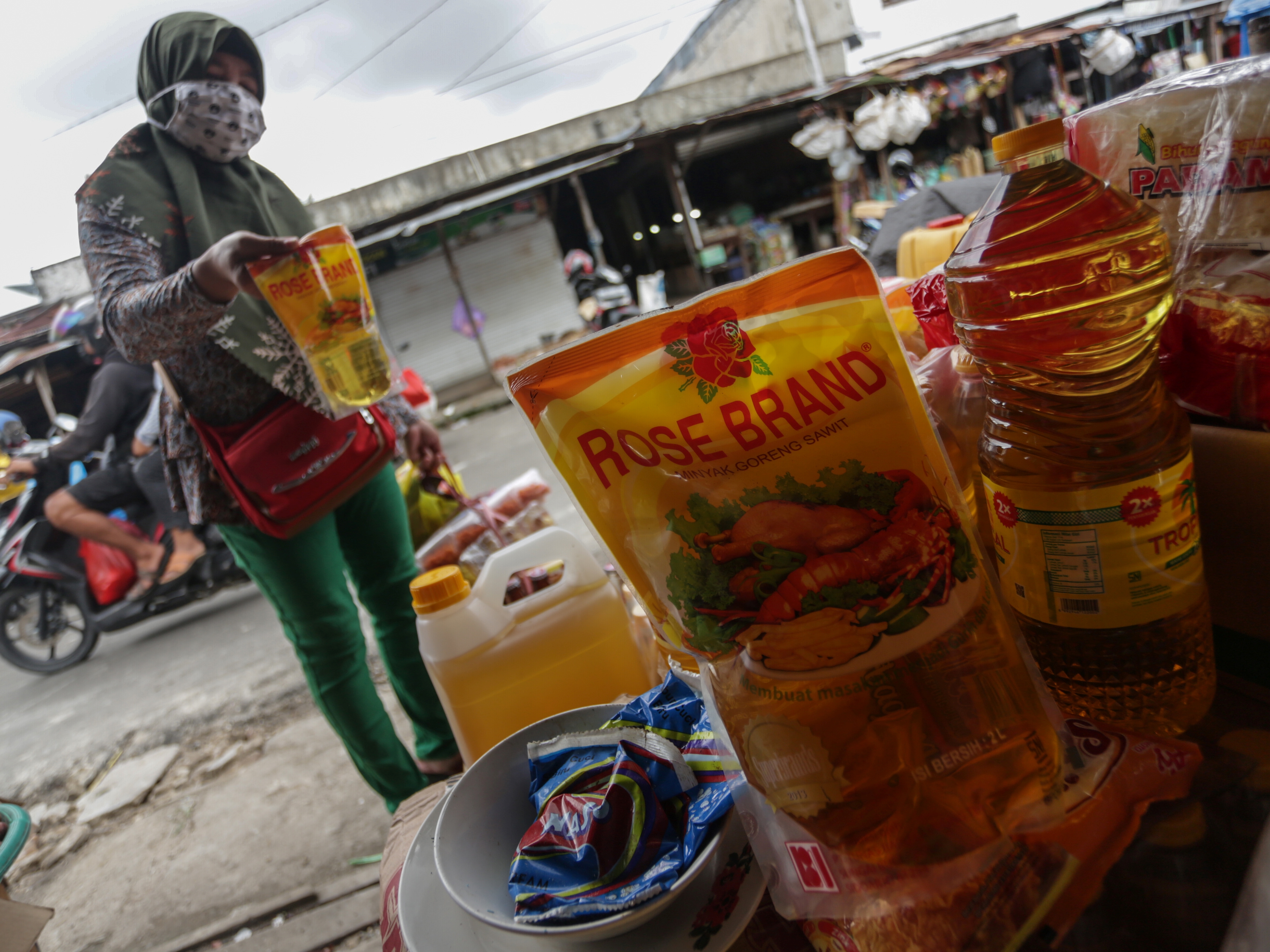 Seorang konsumen memilih minyak goreng yang dijual di Pasar Besar, Palangkaraya, Kalimantan Tengah, Jumat (4/2/2022). 