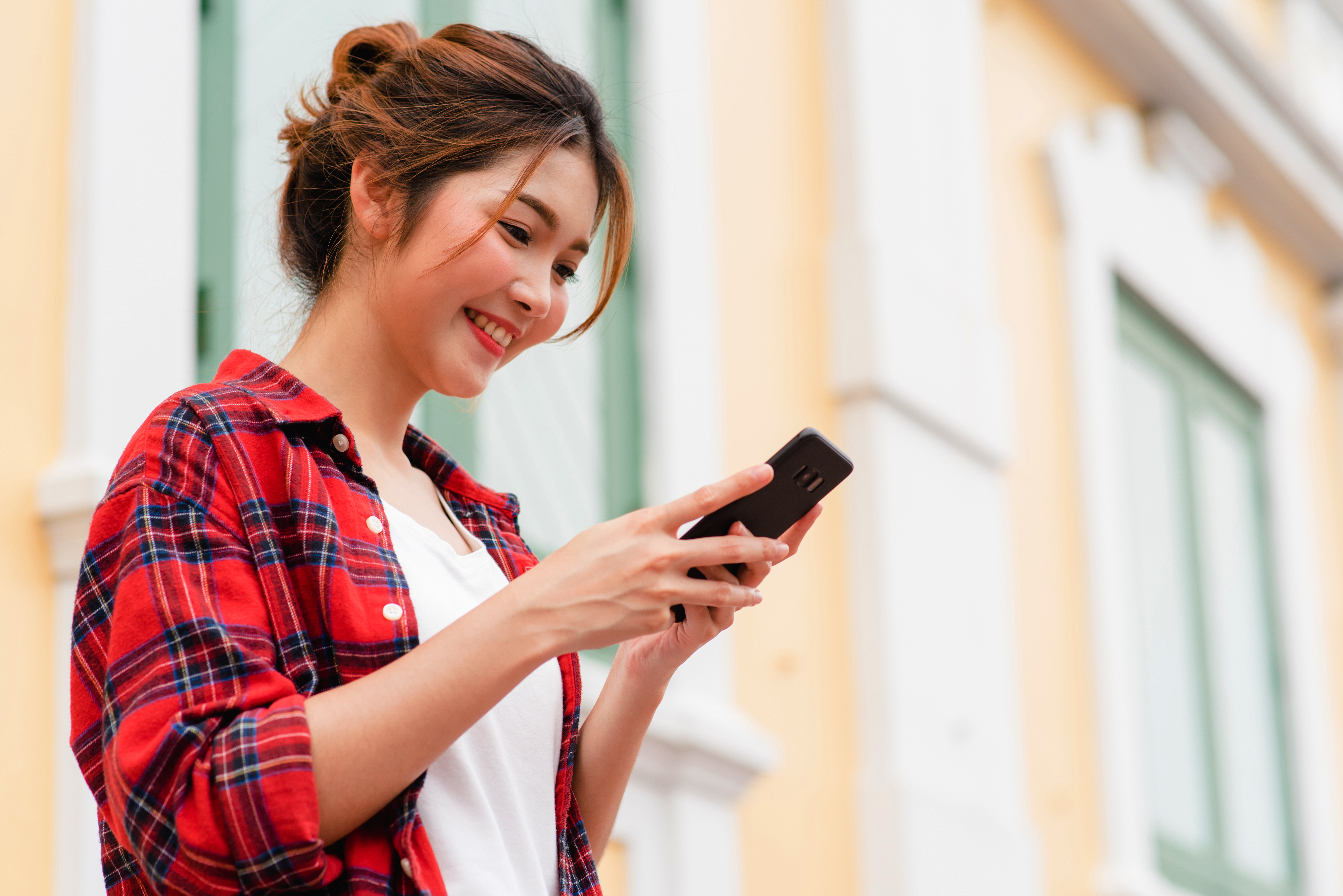 Seseorang menggunakan ponsel.