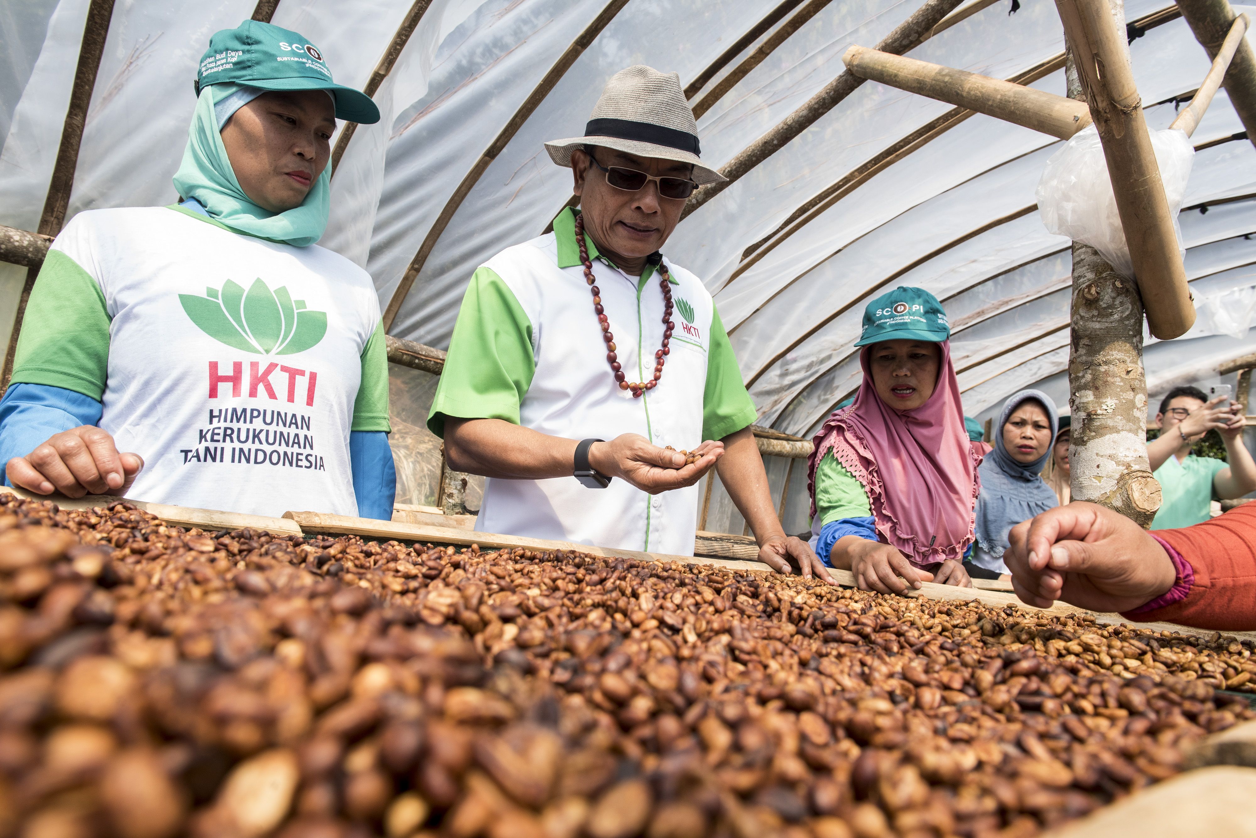 Ilustrasi. Ketua HKTI yang juga Kepala KSP Moeldoko  berbincang dengan sejumlah petani kopi Puntang.