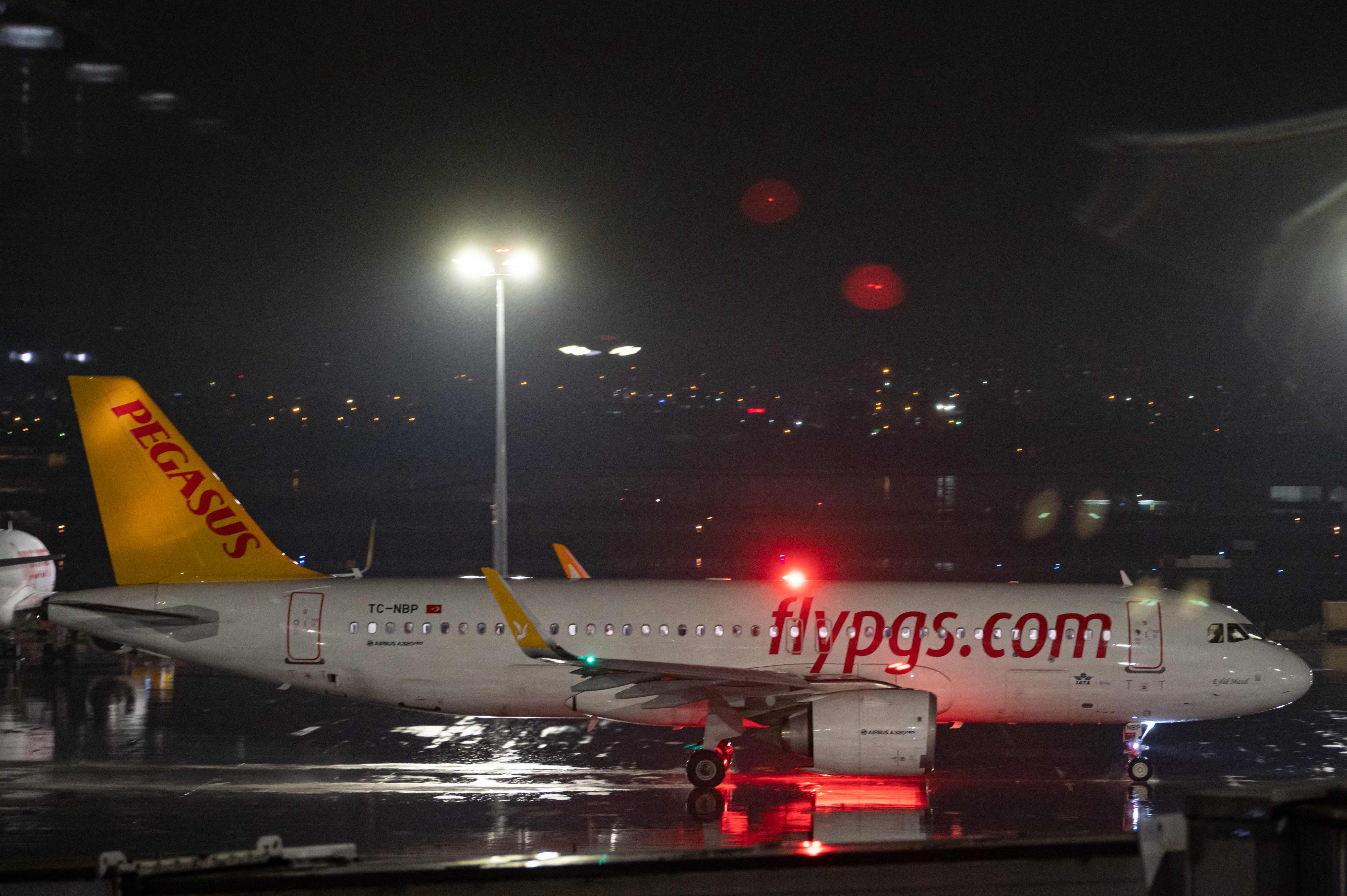 Maskapai Pegasus Airlines dari Bandara Sabiha Gokcenor, Armina mendara di Bandara Yerevan, Istanbul Turki, Rabu (2/2). 