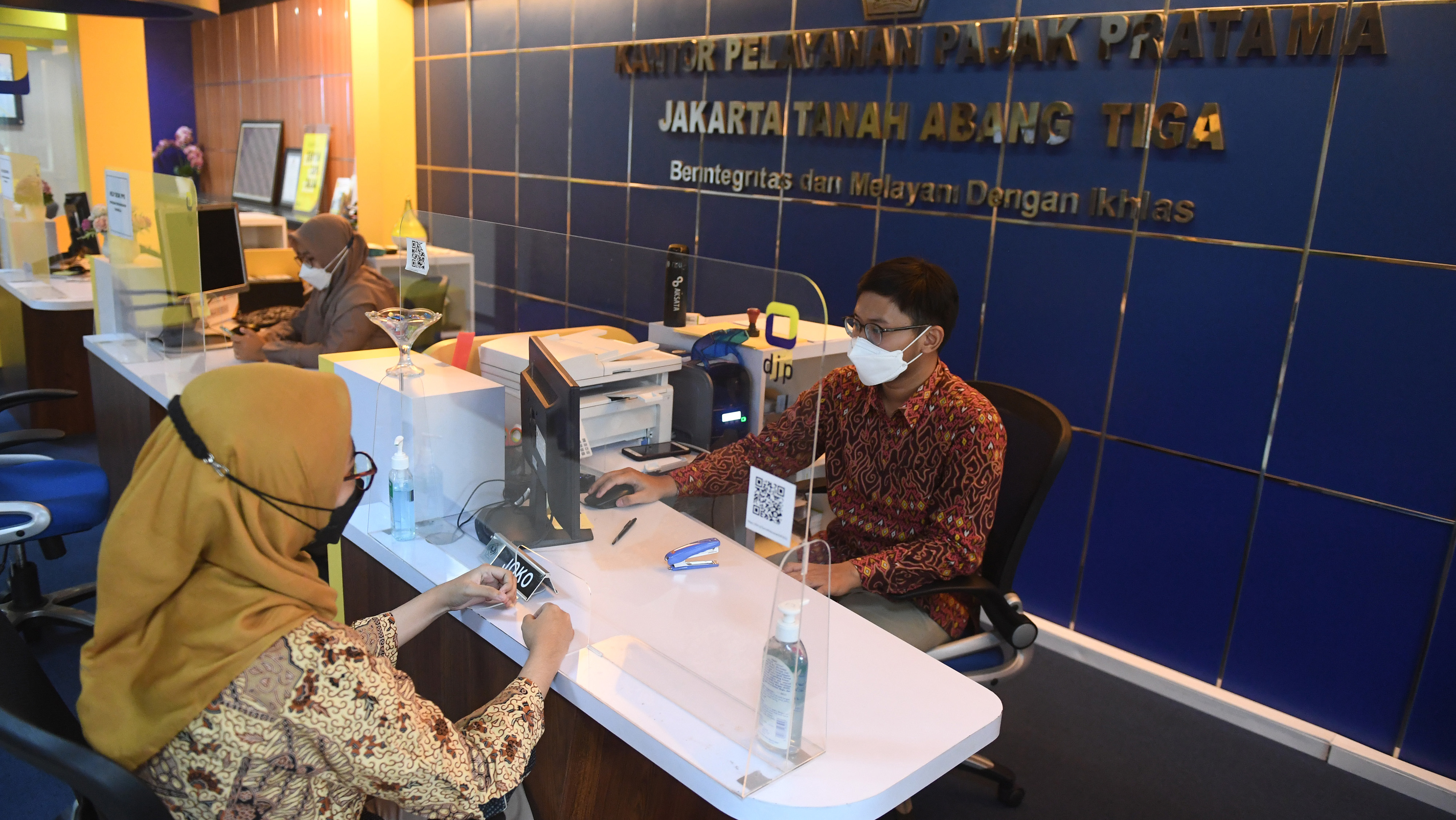 Pegawai melayani wajib pajak di KPP Pratama Jakarta Tanah Abang Tiga, Jakarta