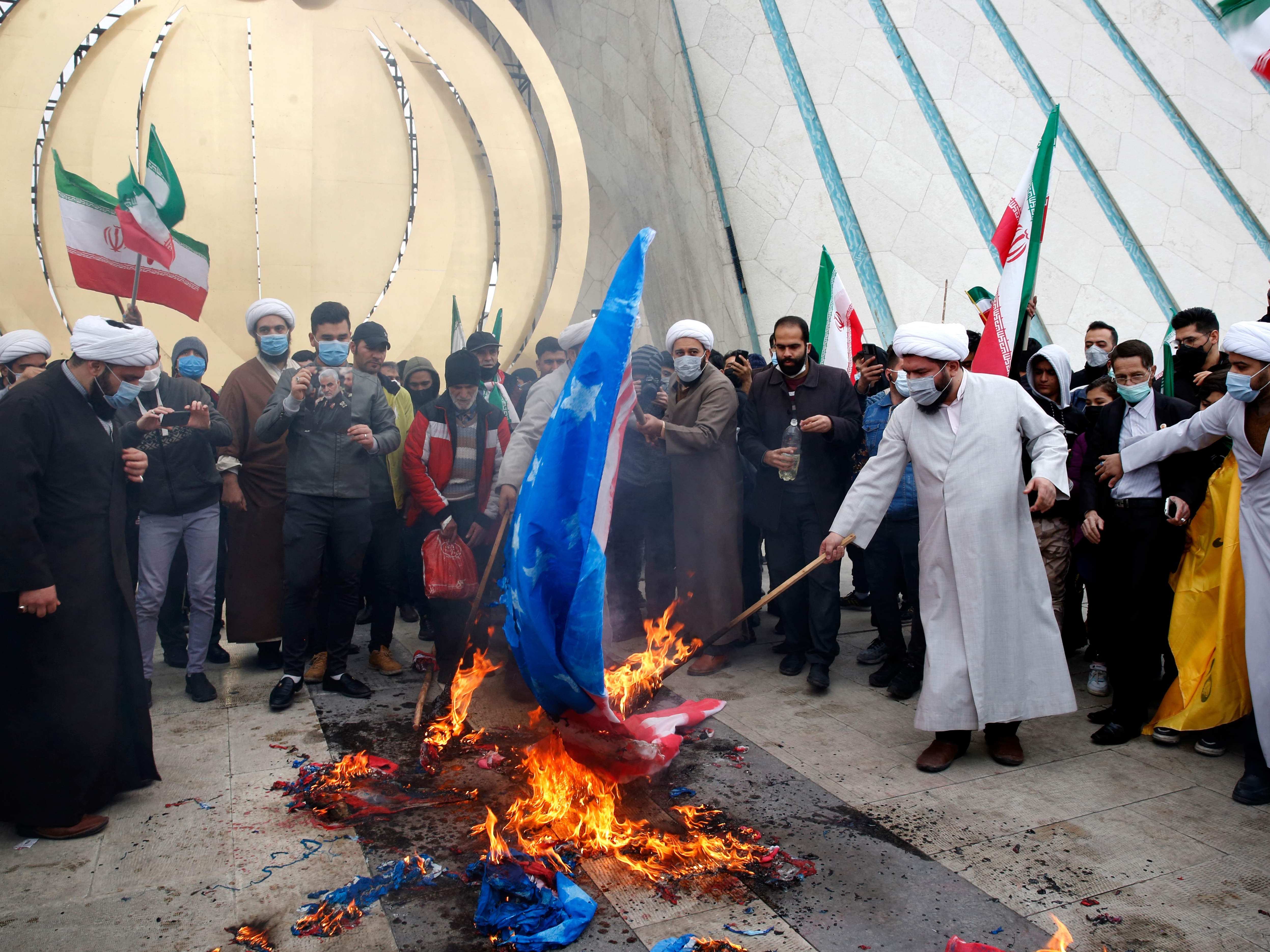Ulama Iran membakar bendera AS dalam peringatan 43 tahun Revolusi Islam 1979 di alun-alun Azadi (Kebebasan) di Teheran, Jumat (11/2).