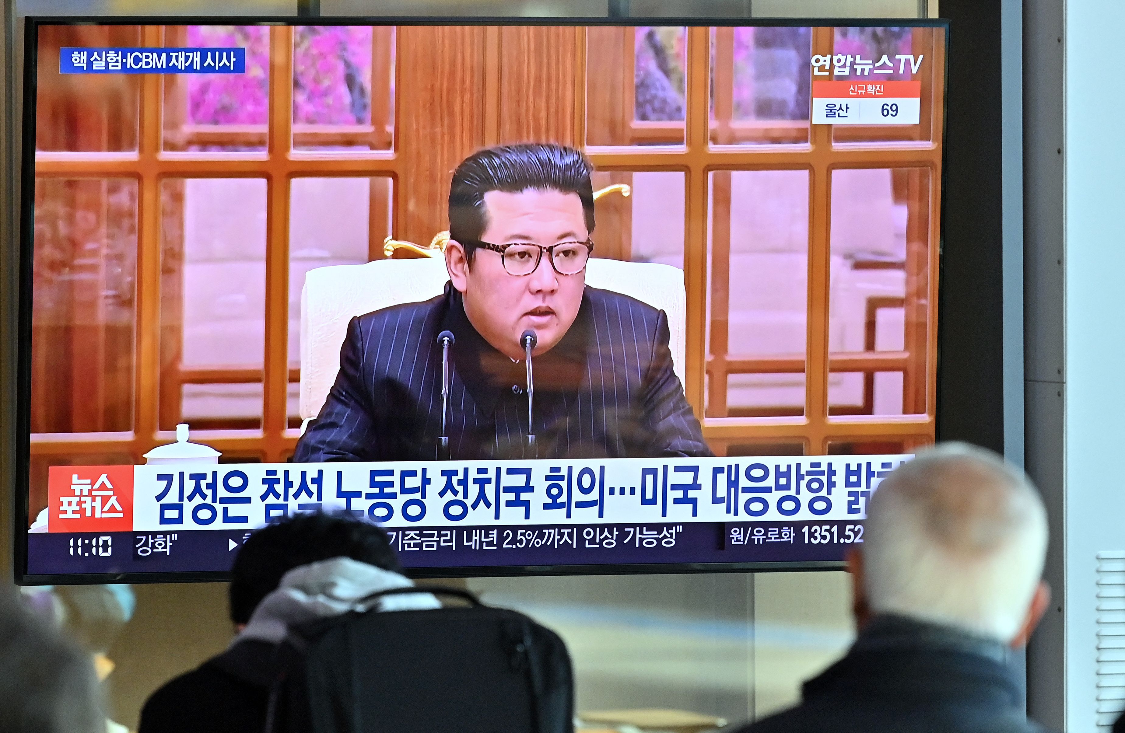 Layar monitor di stasiun di Kota Seoul, Korea Selatan, menunjukkan pemiimpin Korea Utara Kim Jong-un menyampaikan pidato. 