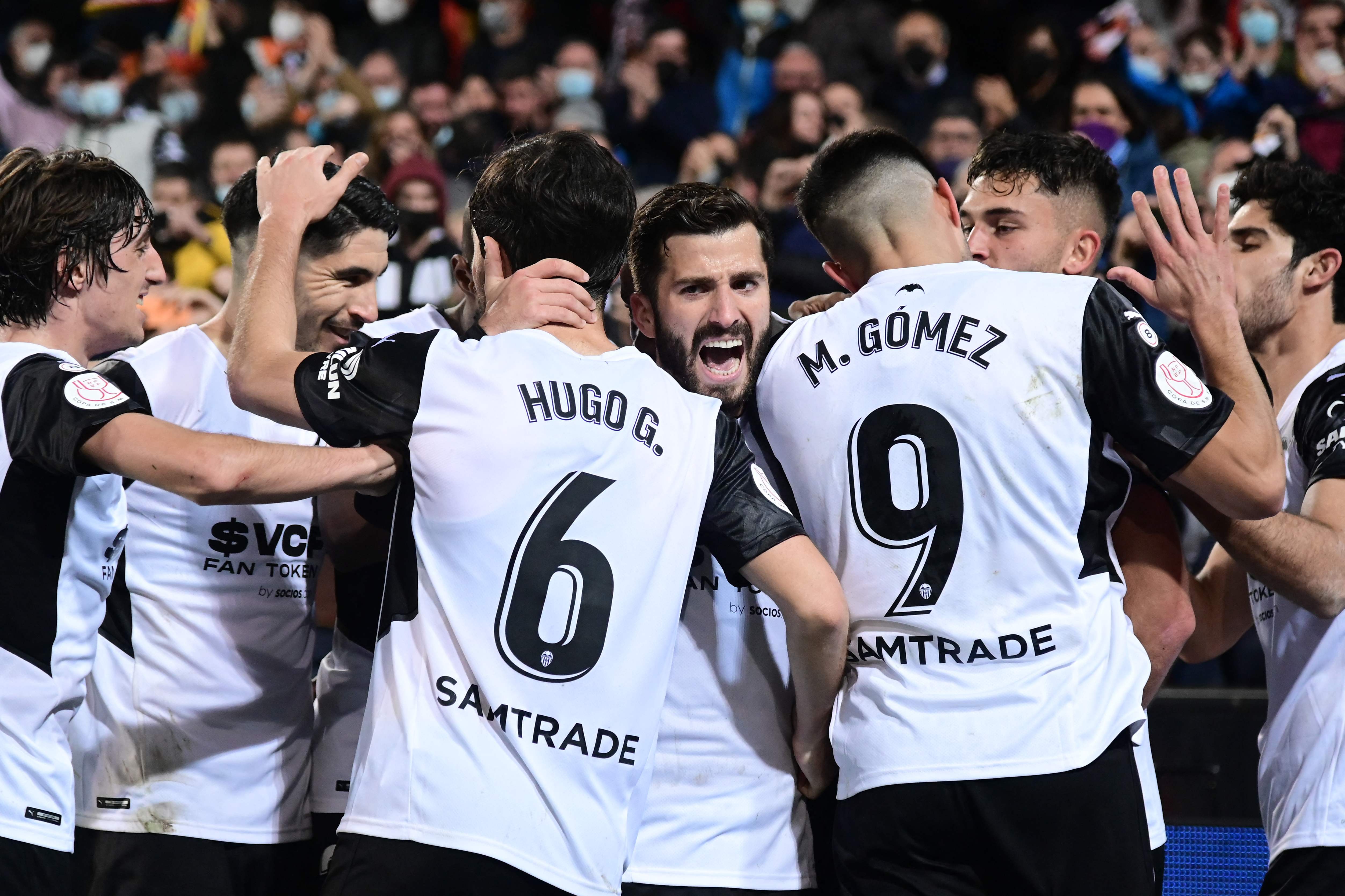 Para pemain Valencia melakukan selebrasi usai mencetak gol ke gawang Cadiz di laga semifinal Copa del Rey