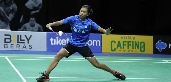 Aksi pemain tunggal putri Indonesia Saifi Rizka Nurhidayah saat mengembalikan shuttlecock ke arah lawannya.