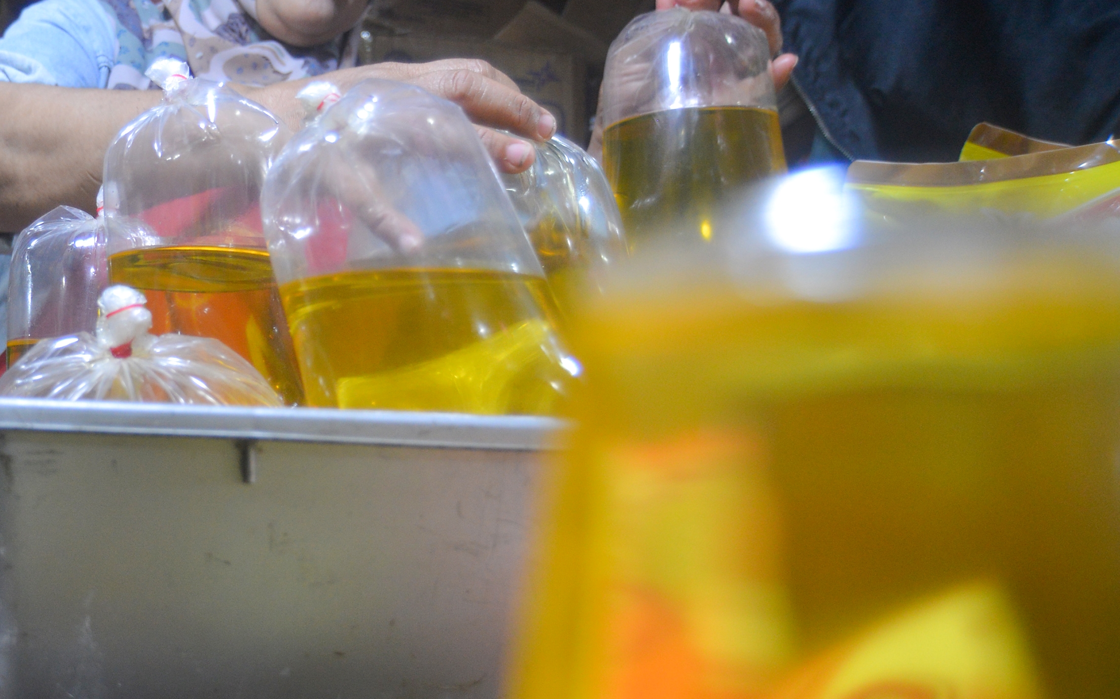 Mendag Minta Distributor segera Pasok Minyak Goreng Rp11.500 per Liter ke Pasar Rakyat