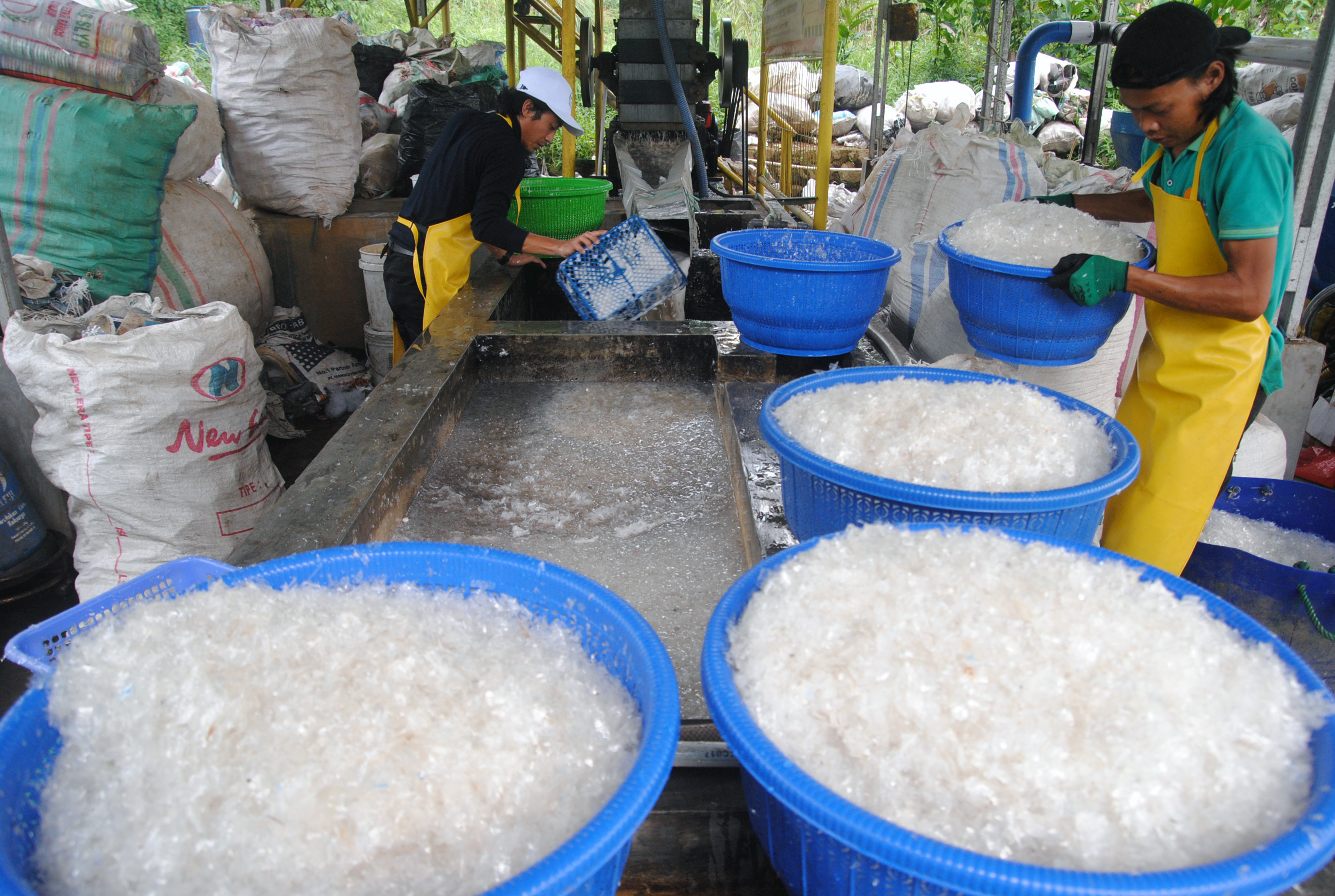  PENGOLAHAN SAMPAH PLASTIK: Pekerja mencuci sampah gelas plastik yang telah dicacah di Rumah Pengolahan Sampah Citra, Cisarua, Bogor.