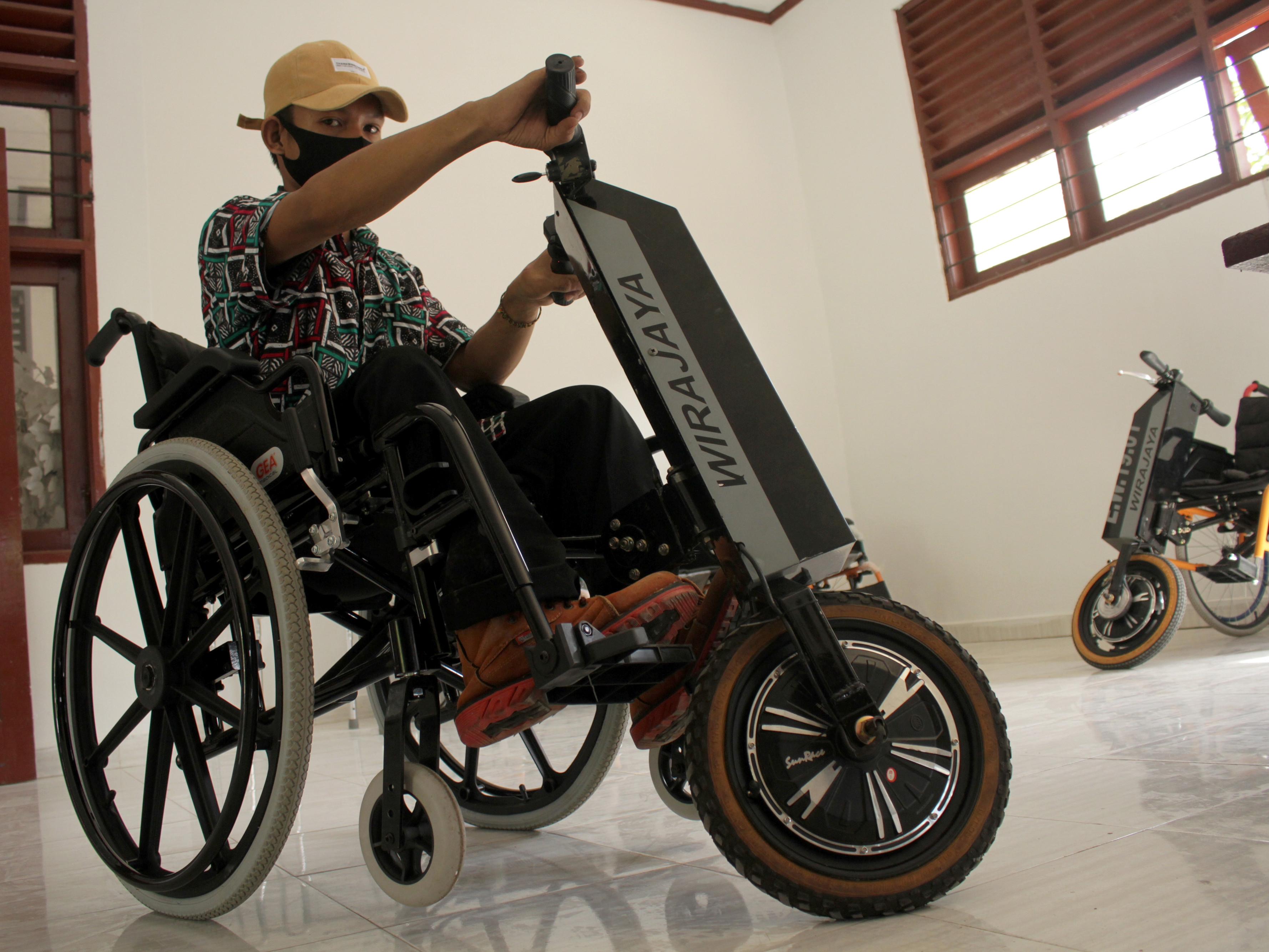Penyandang disabilitas mengoperasikan kursi roda elektrik di Balai Rehabilitasi Sosial Penyandang Disabilitas Fisik Wirajaya Makassar.