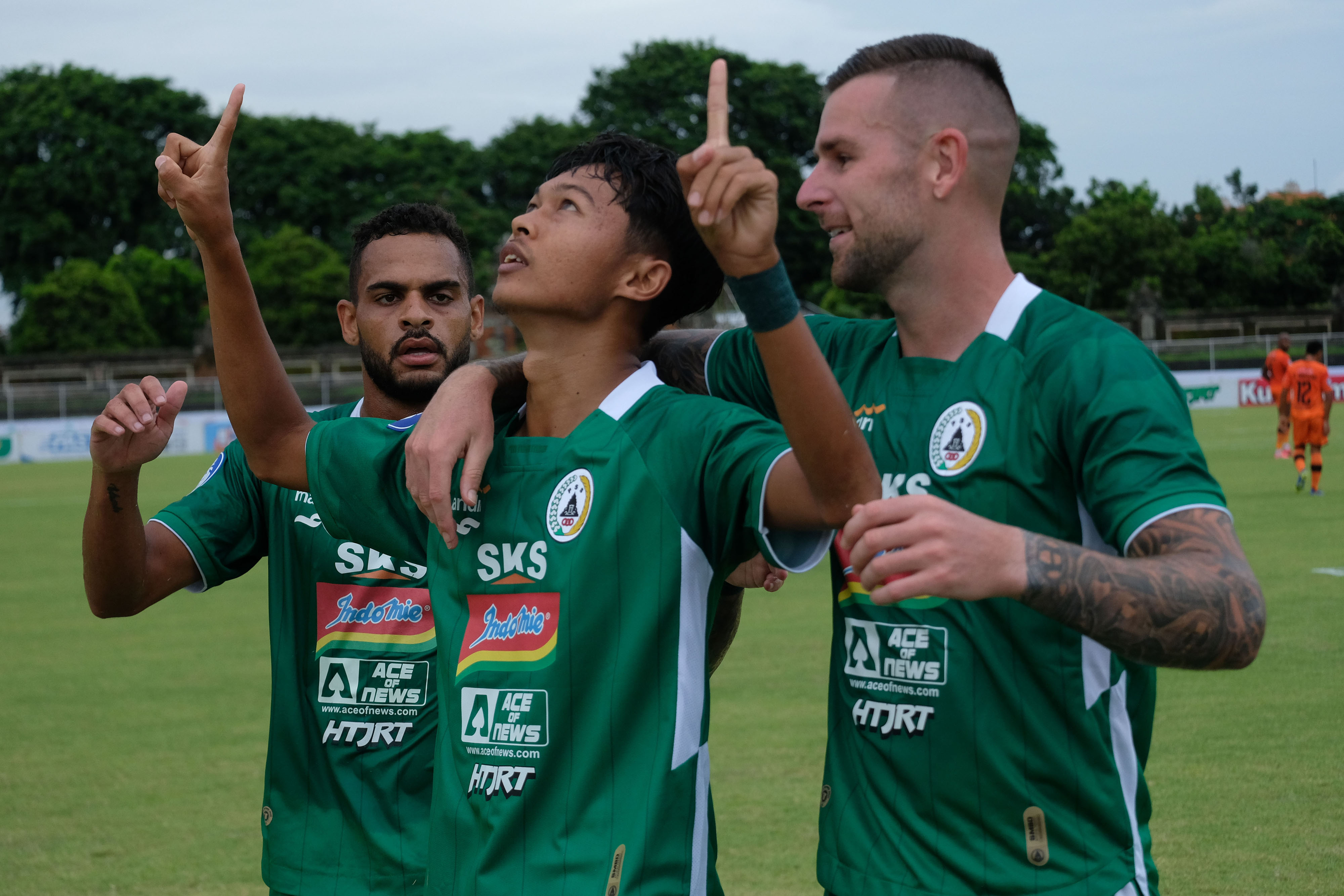 Pemain PSS Sleman saat merayakan gol di pertandingan Liga 1.