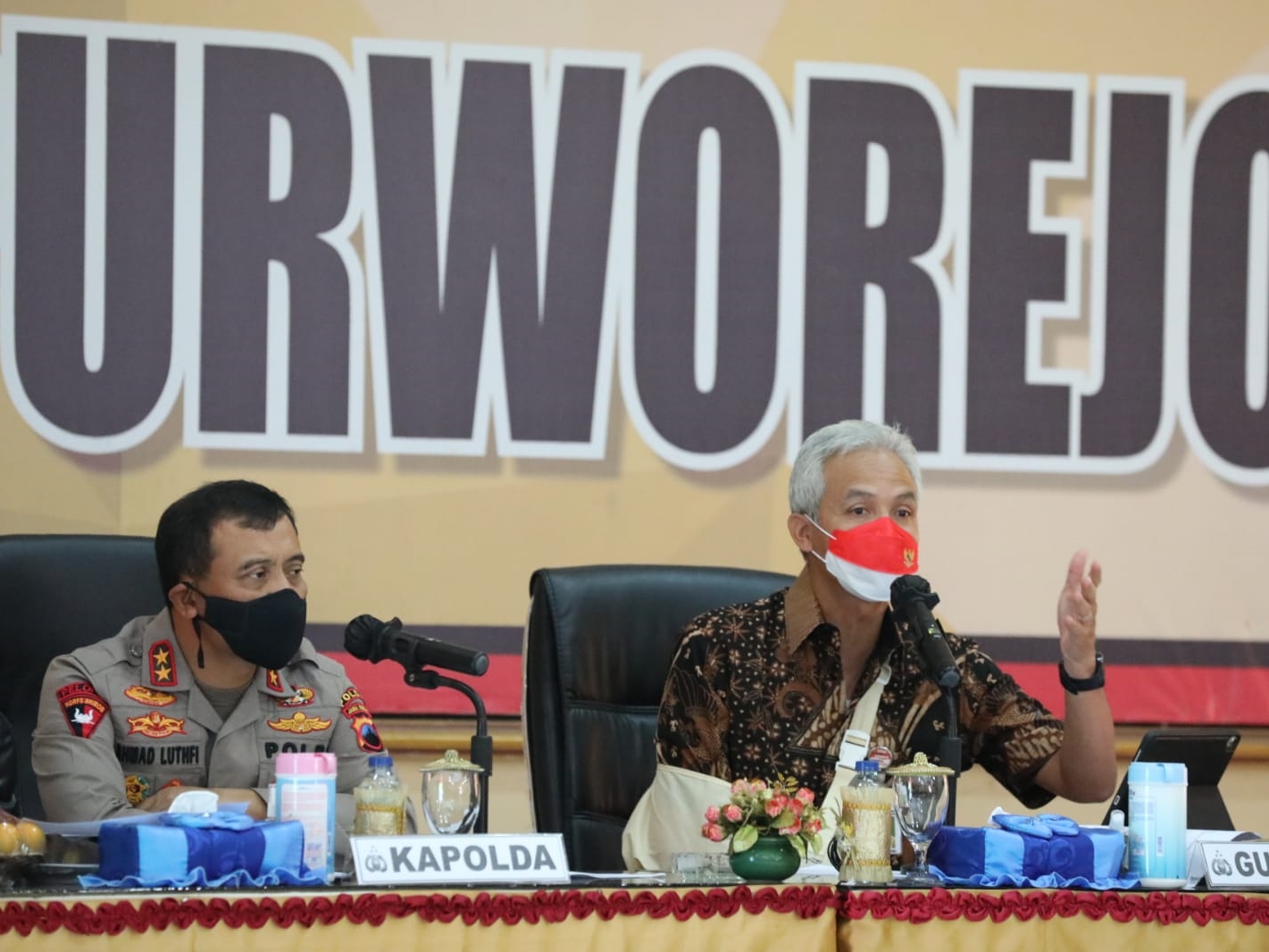 Kapolda Jawa Tengah Irjen Achmad Luthfi (kiri) dan Gubernur Jateng Ganjar Pranowo di Purworejo, Rabu (9/2).