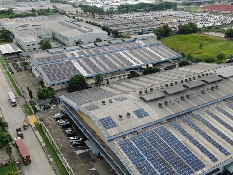 Berdasarkan data, panel surya yang terpasang itu dapat mengurangi karbon emisi hingga 1.400.490 kg CO2 per tahun.