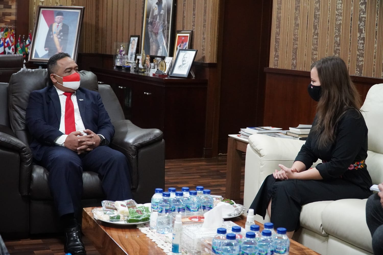 Kepala BP2MI Benny Rhamdani (kiri) saat menerima Dubes Hongaria HE Ms. Lilla Karsay Selasa (8/2).