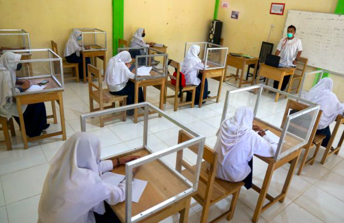 Sejumlah siswa mengikuti pelajaran tatap muka di MTs Al Mujahidin Kabila, Kabupaten Bone Bolango, Gorontalo, Selasa (10/11/2020).