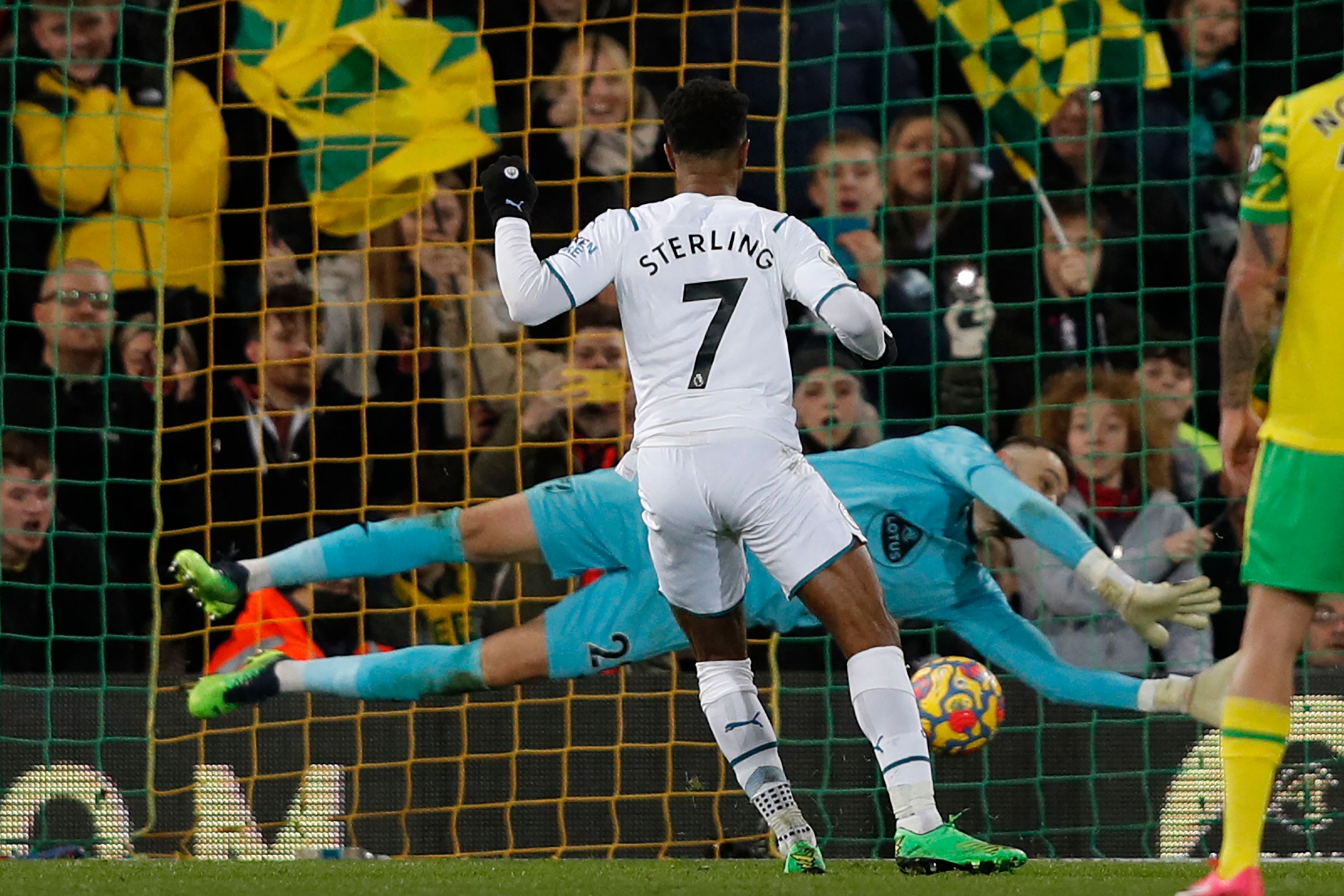 Raheem Sterling memborong tiga gol dalam pertandingan ini, dengan satu gol lainnya dicetak oleh Phil Foden, Minggu dini hari (13/2)