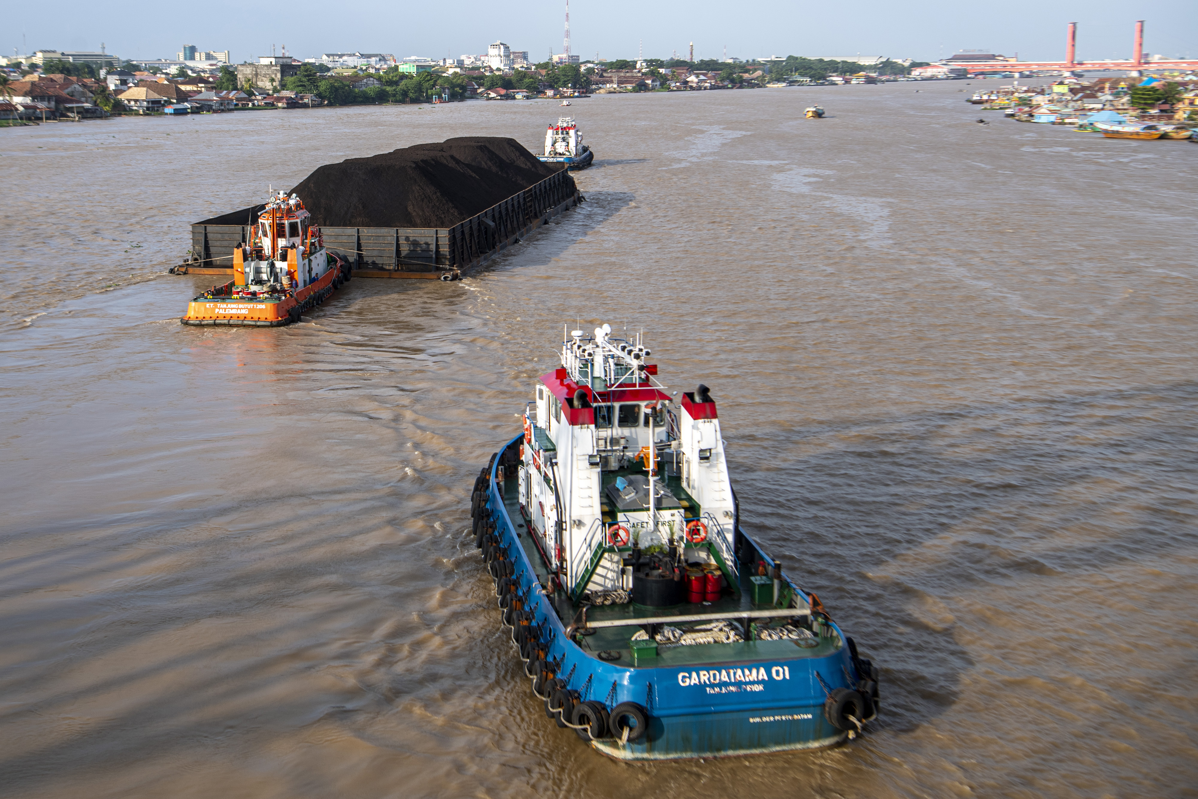 Sebuah kapal tongkang pengangkut batu bara melintas di Sungai Musi, Palembang, Sumatera Selatan, Jumat (14/1/2022).