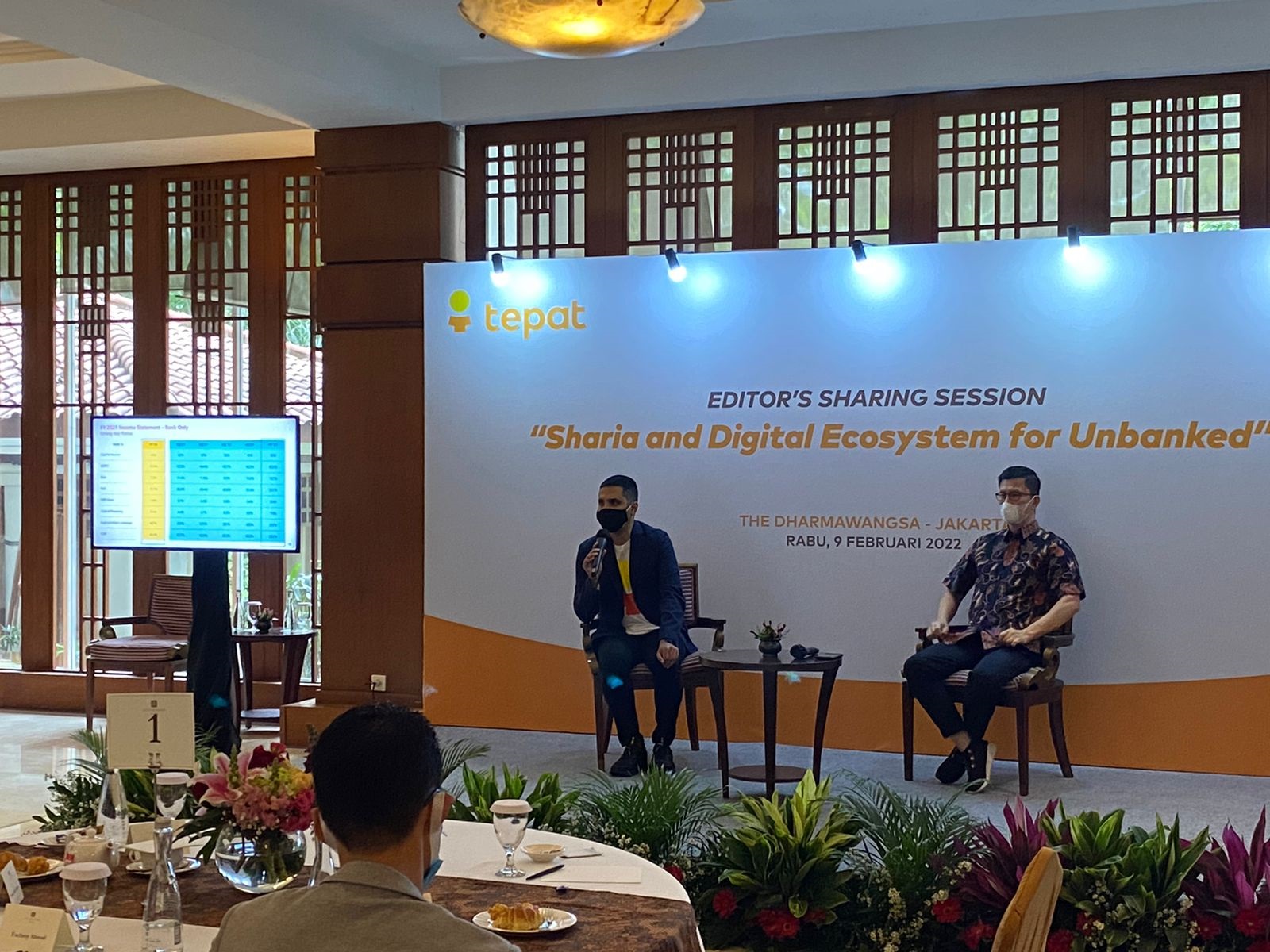 Direktur Keuangan BTPN Syariah Fachmy Ahmad (kiri) bersama Direktur Utama BTPN Syariah Hadi Wibowo