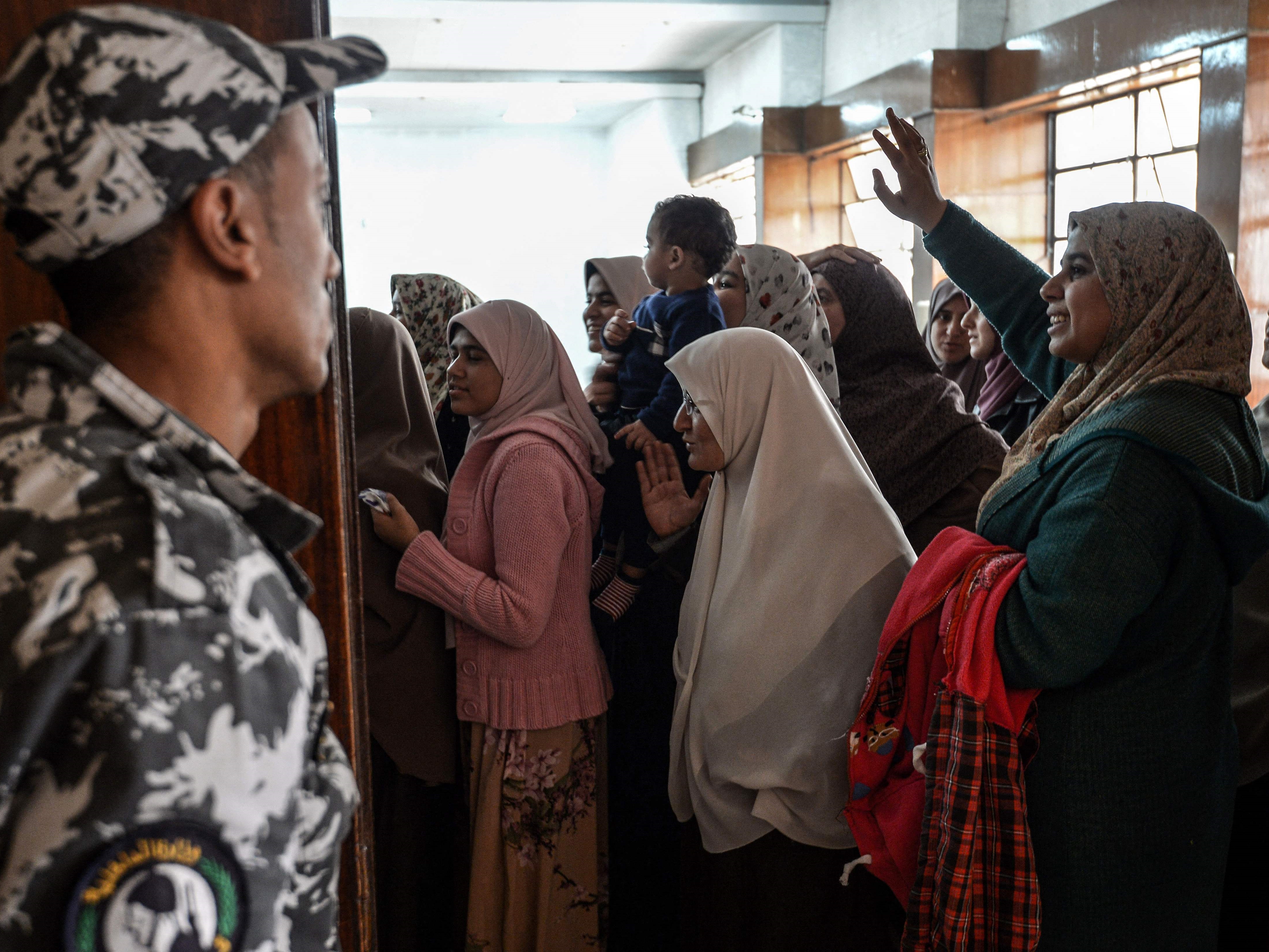 Kerabat anggota Ikhwanul Muslimin dalam persidangan di gedung pengadilan darurat, Kairo selatan, Mesir, akhir 2018.