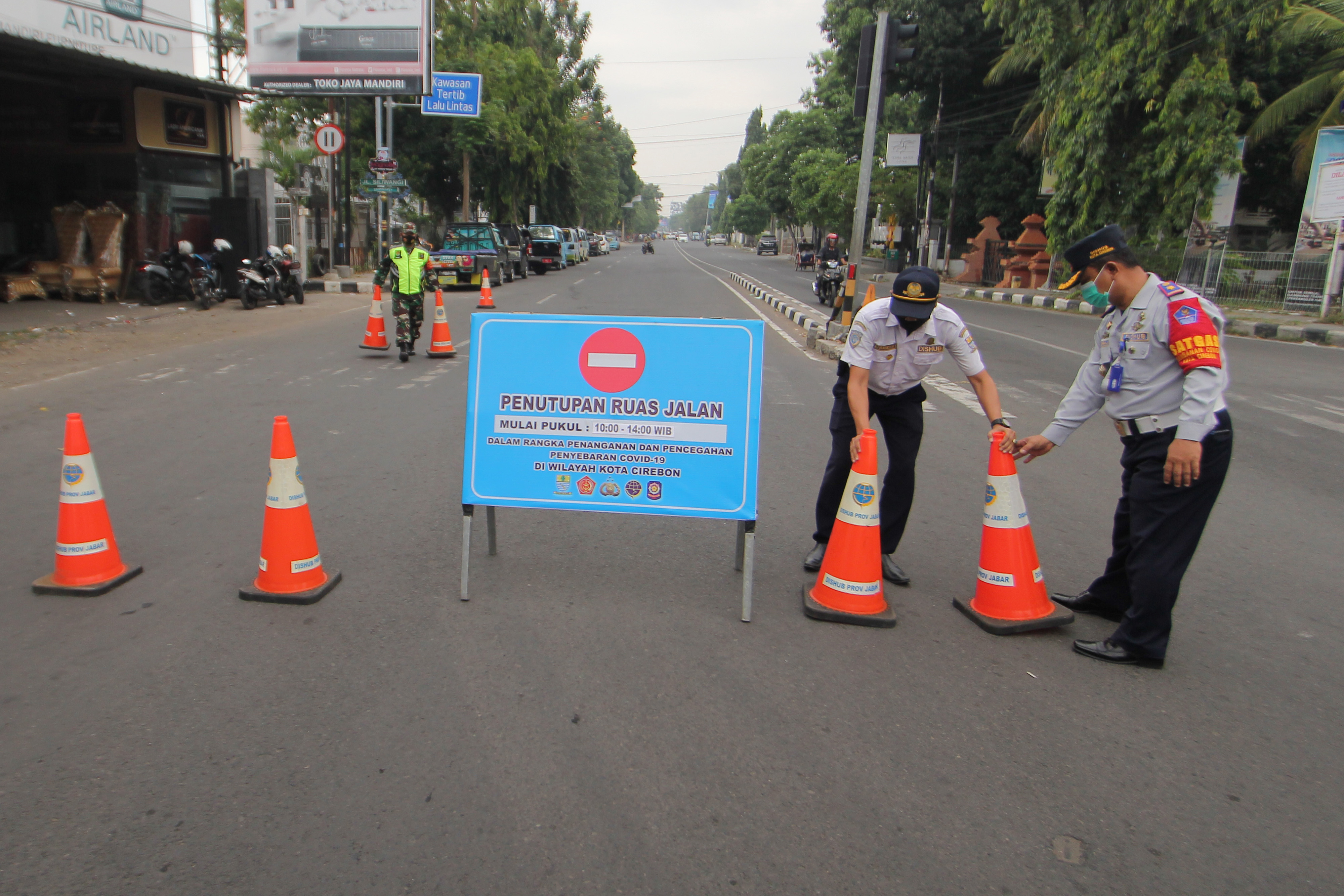 Kota Cirebon membatasi aktivitas warganya dengan menutup ruas jalan untuk mencegah penyebaran covid-19, beberapa waktu lalu.