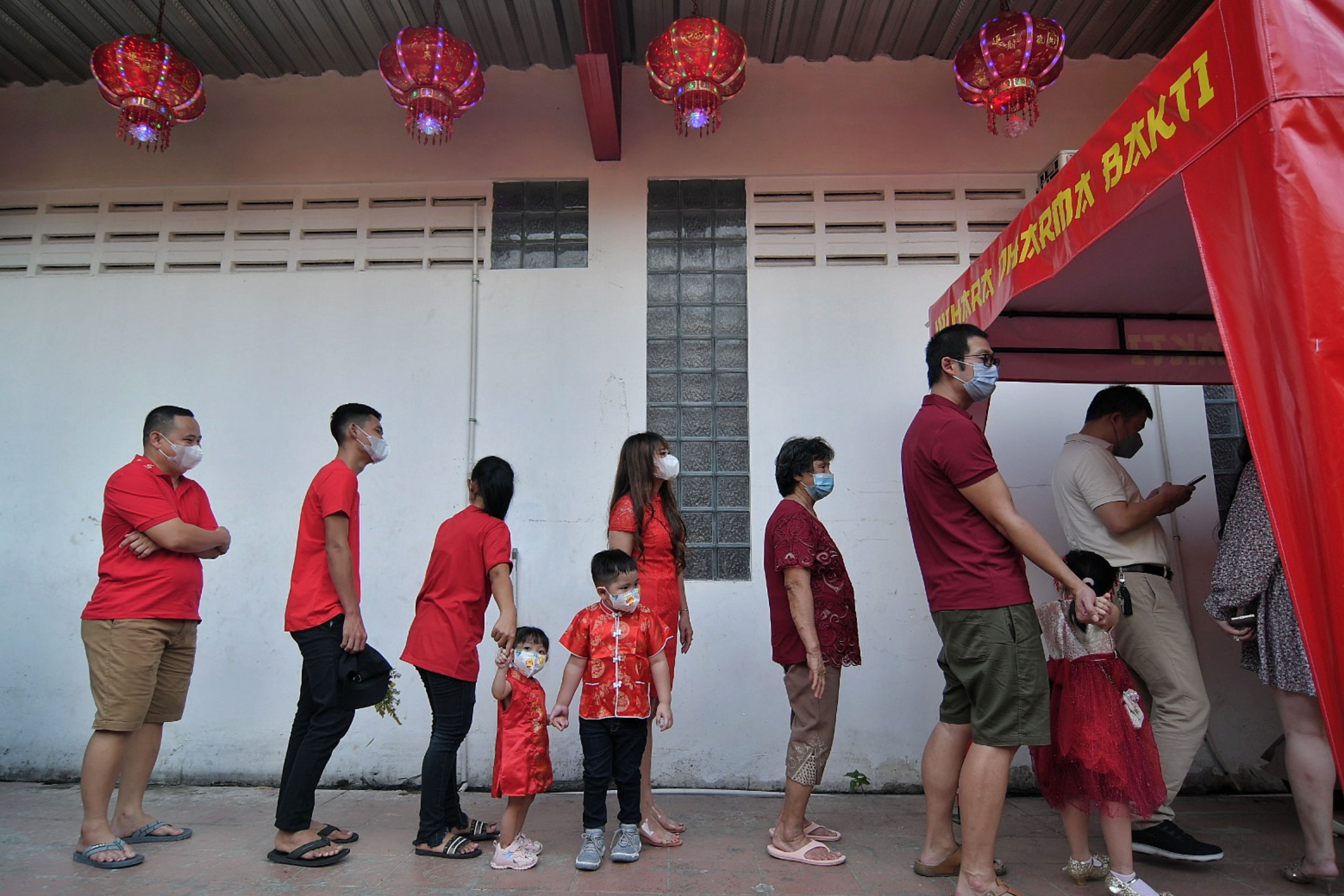 Sejumlah umat Tionghoa saat mengantri untuk melakukan ibadah Tahun Baru Imlek 2573 Kongzili di Vihara Dharma Bhakti, Glodok, Jakarta.