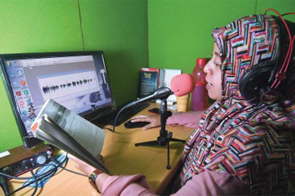 Petugas mengerjakan pembuatan buku audio di Yayasan Mitra Netra, Lebak Bulus, Jakarta