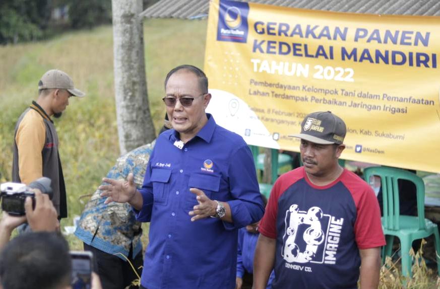 Ayep Zaki saat panen kedelai di Sukabumi, Jawa Barat.