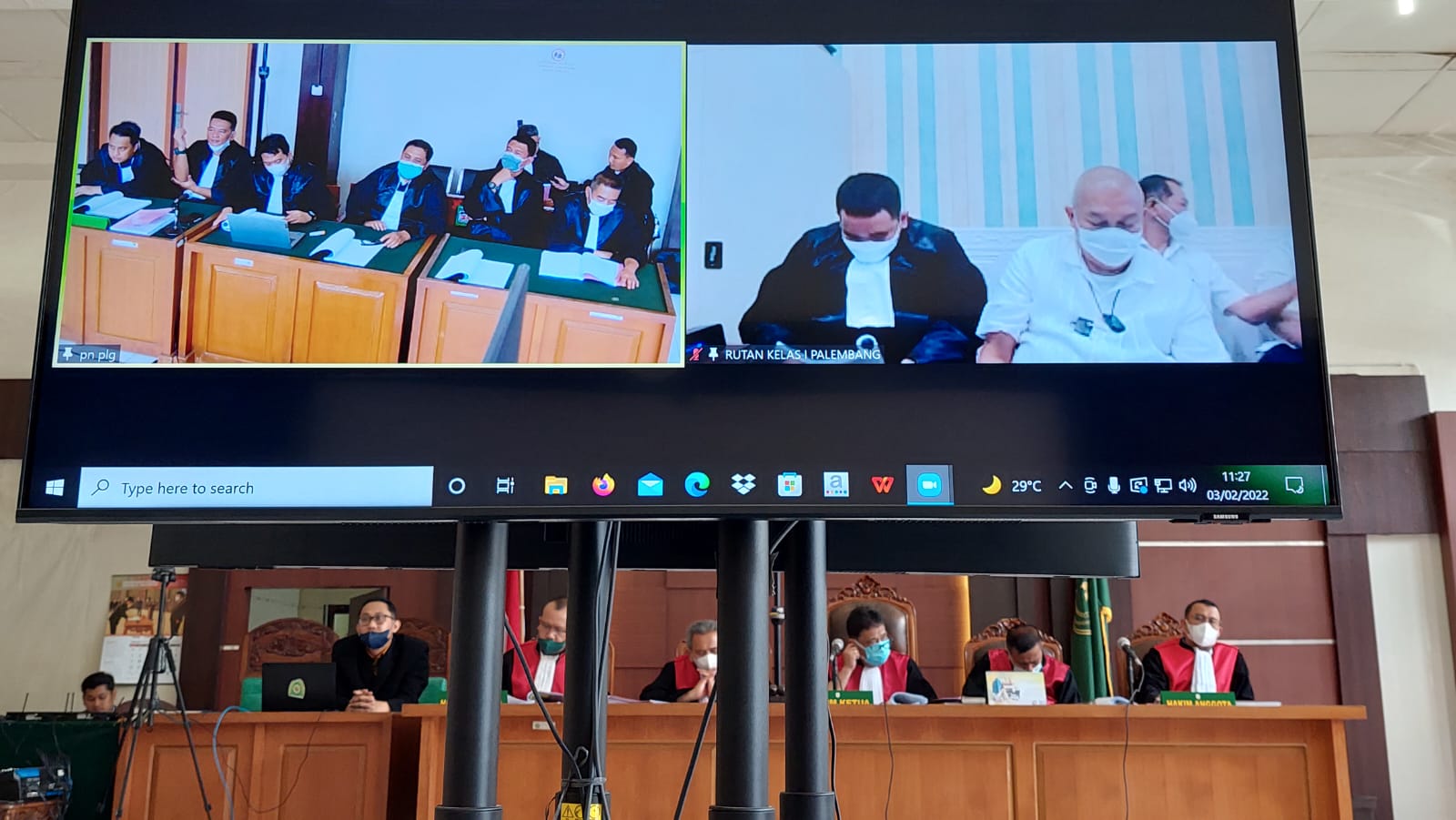 Sidang virtual kasus dugaan korupsi jual beli gas PDPDE Sumsel dengam terdakwa Alex Noerdin di PN Palembang, Kamis (3/2).