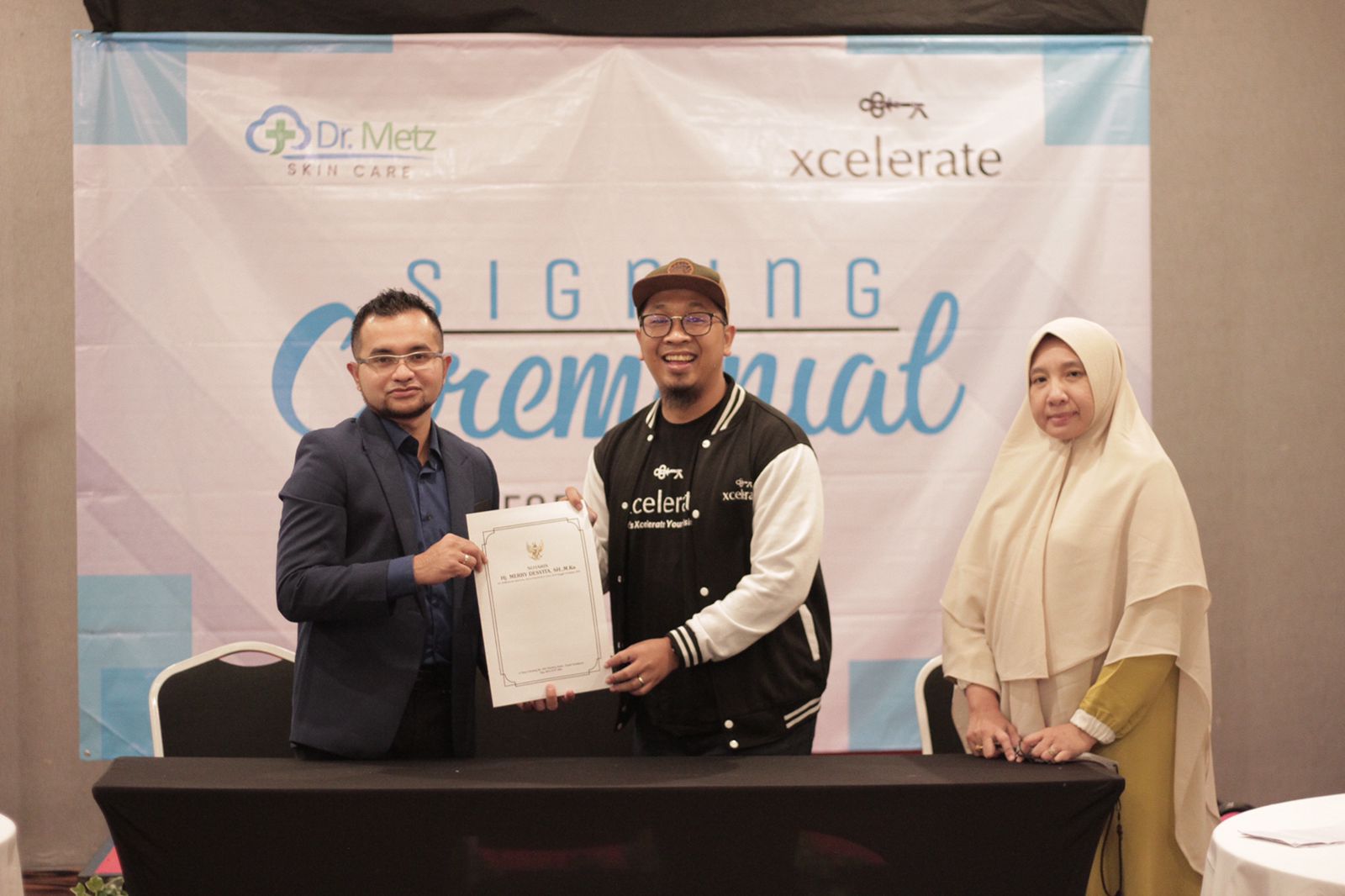 Penandatanganan kerja sama antara Dr Metz Skincare dan startup Xcelerate.