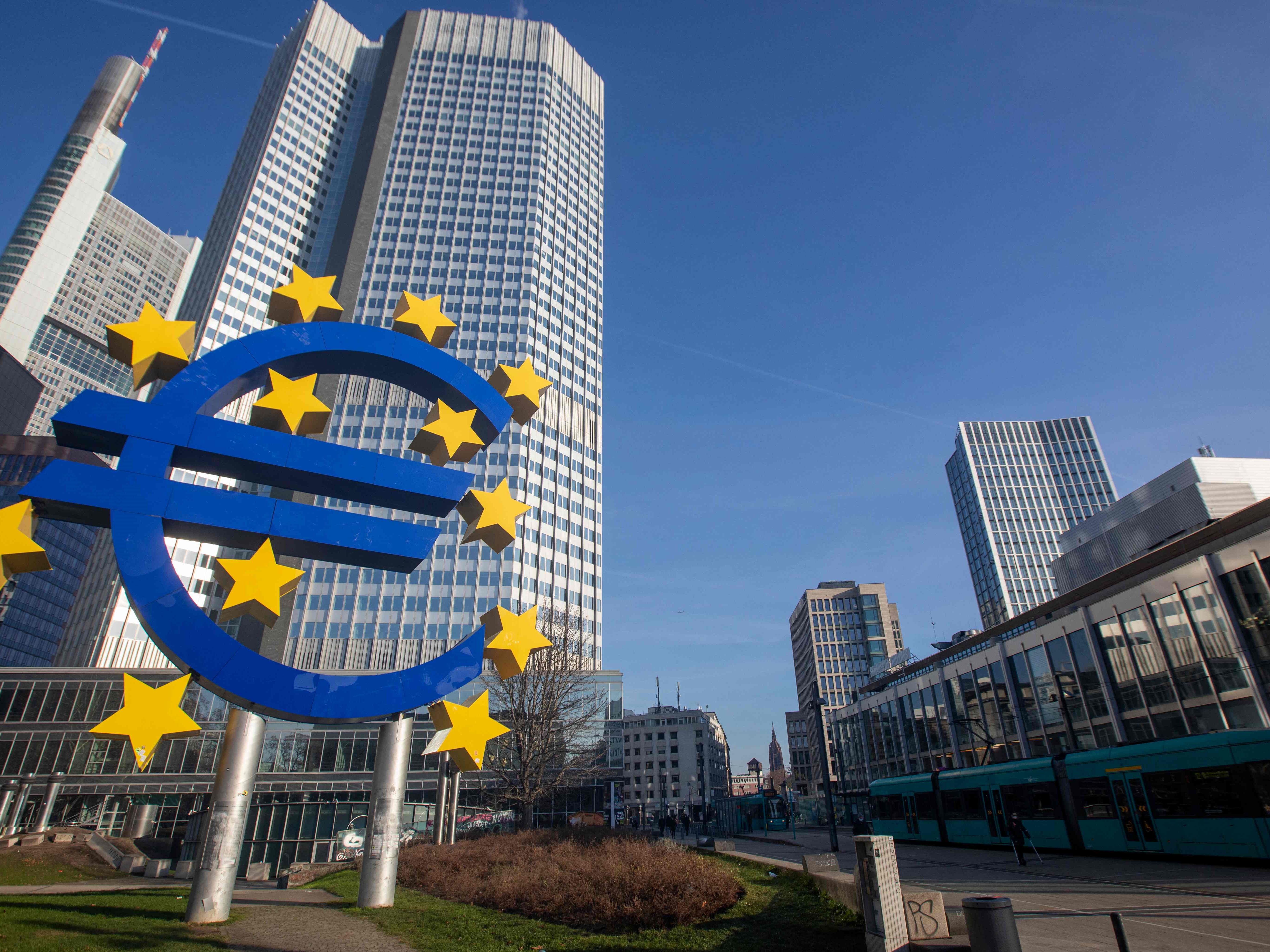 Simbol mata uang Euro terlihat di depan gedung bekas kantor pusat Bank Sentral Eropa di Frankfurt am Main, Jerman Barat.